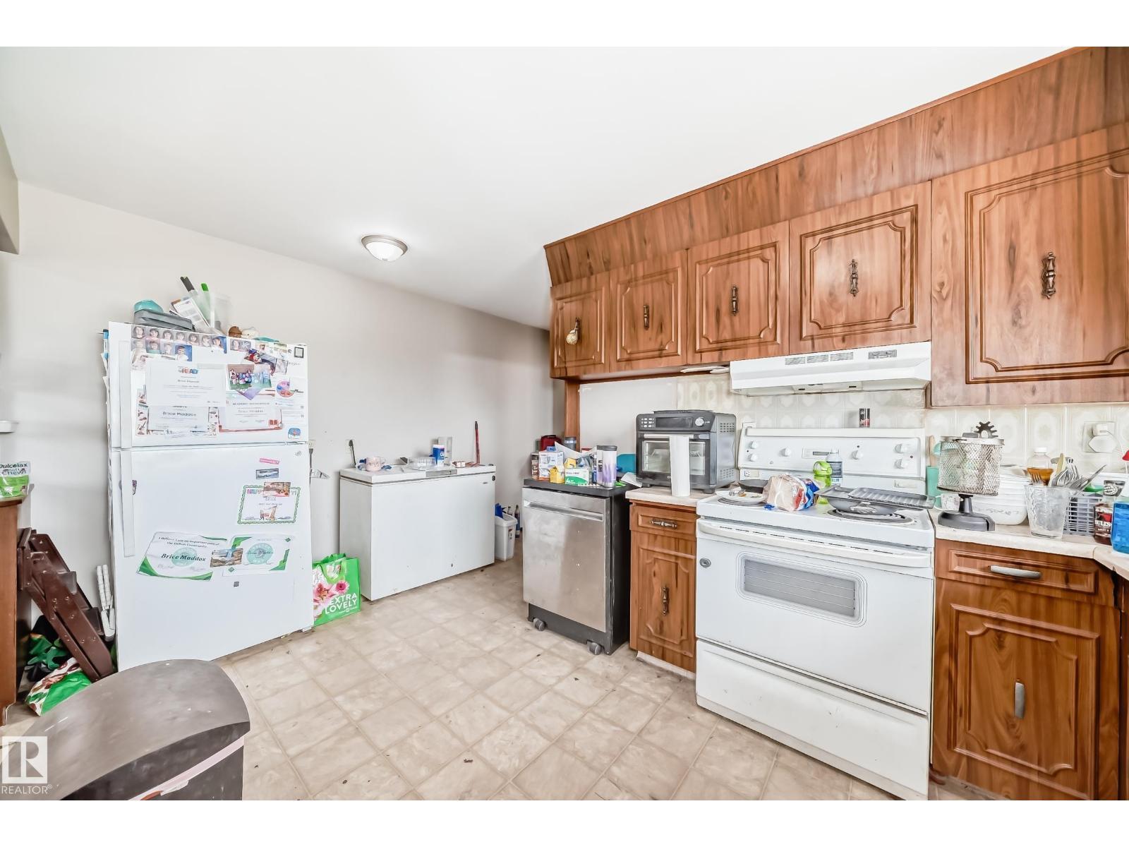 12825 102 St Nw, Edmonton, AB - Indoor Photo Showing Kitchen