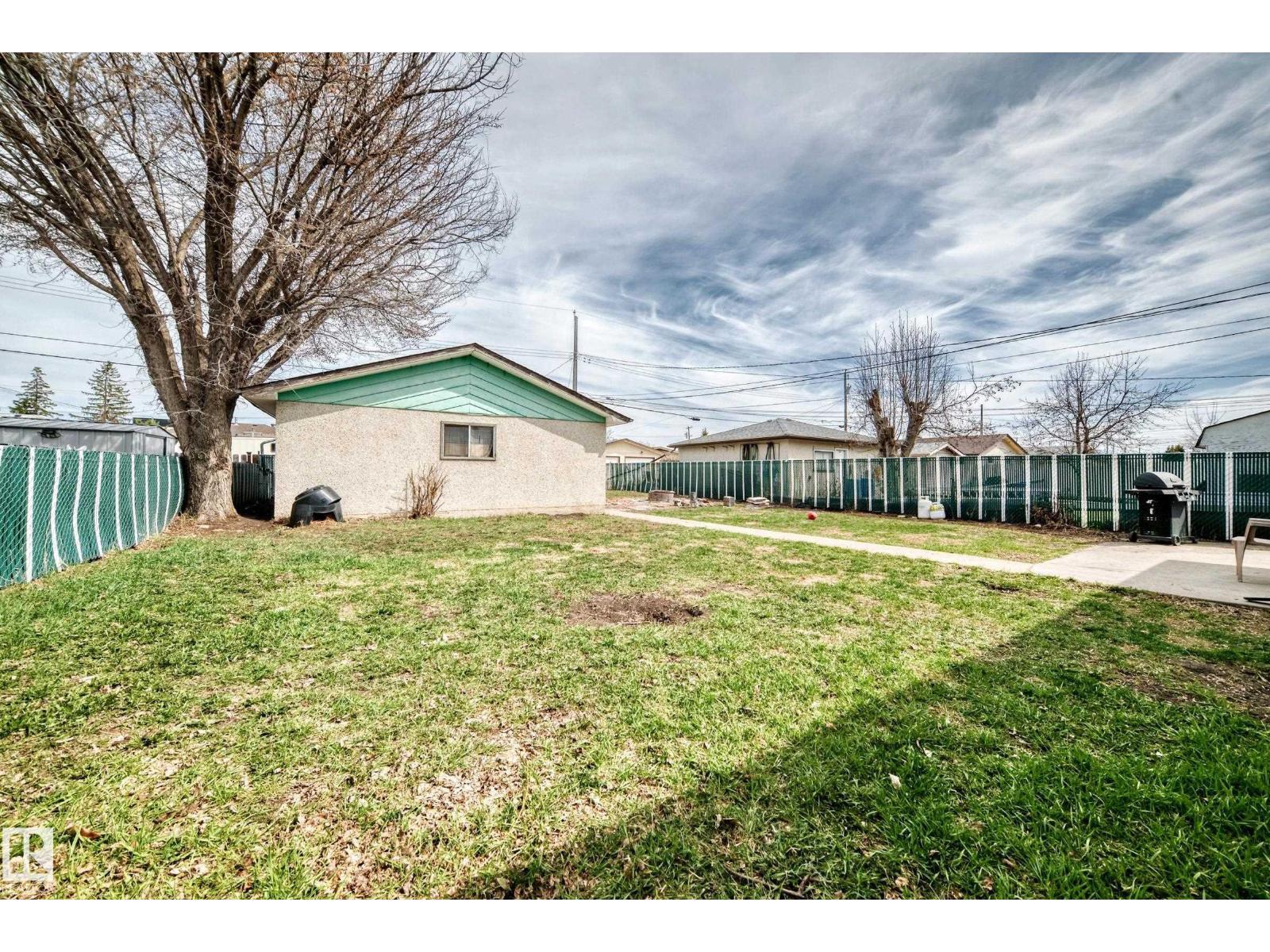 12825 102 St Nw, Edmonton, AB - Outdoor