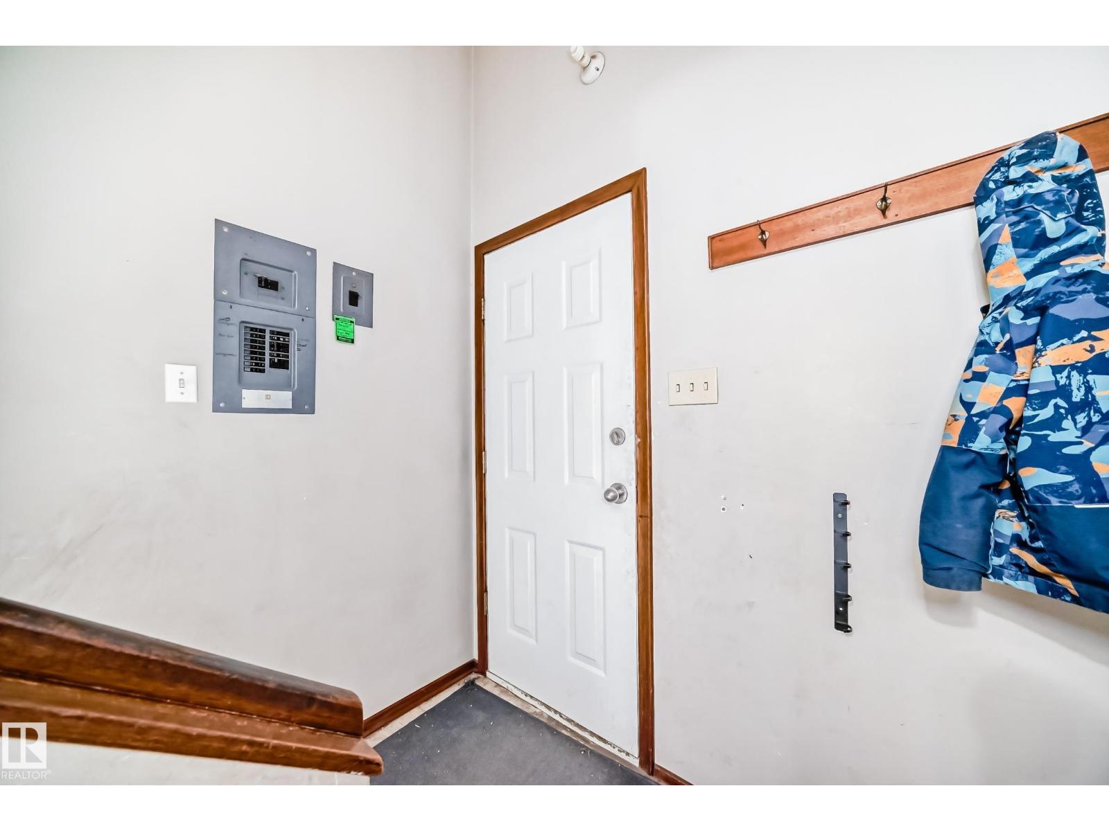 12825 102 St Nw, Edmonton, AB - Indoor Photo Showing Other Room