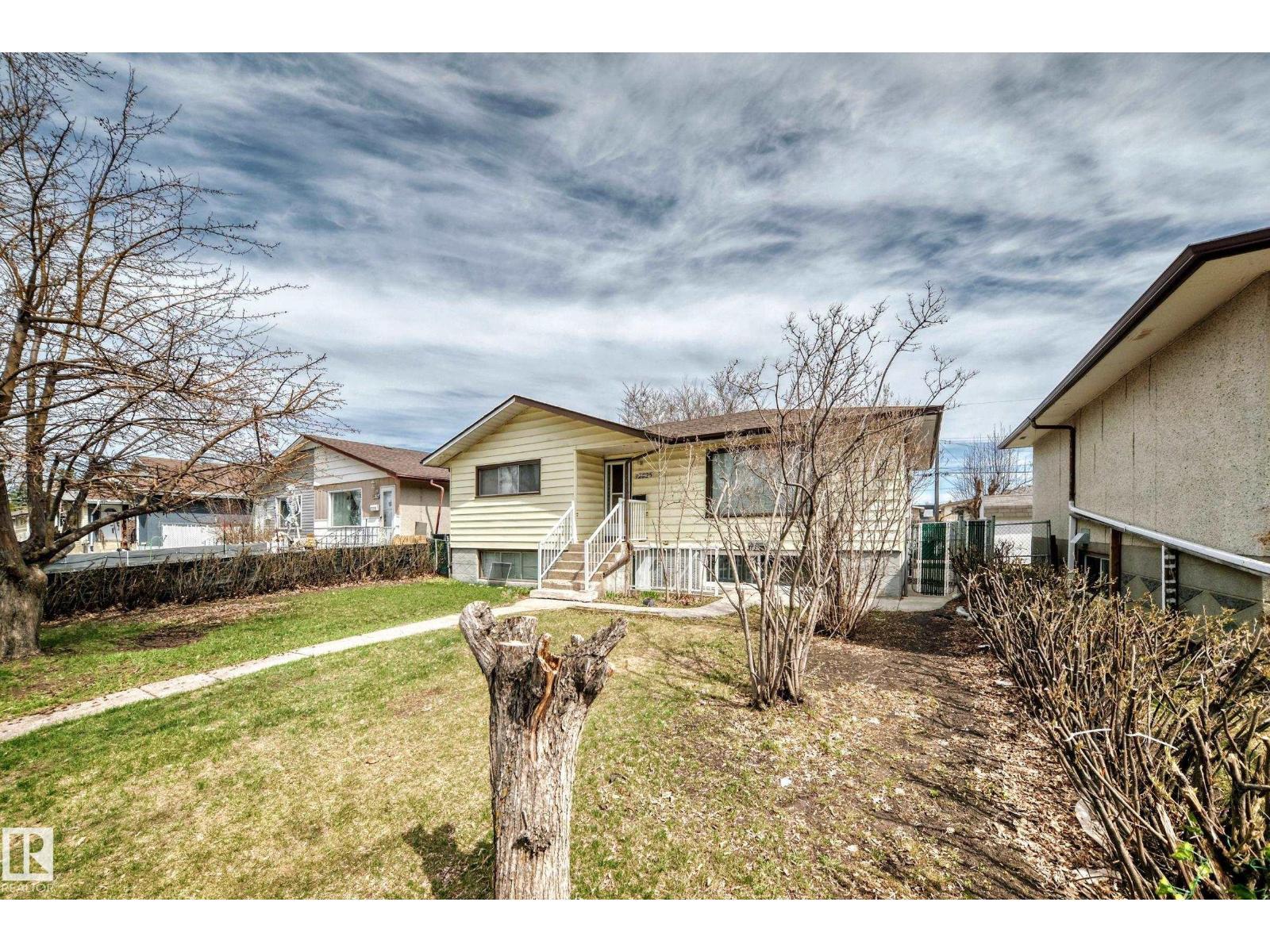 12825 102 St Nw, Edmonton, AB - Outdoor