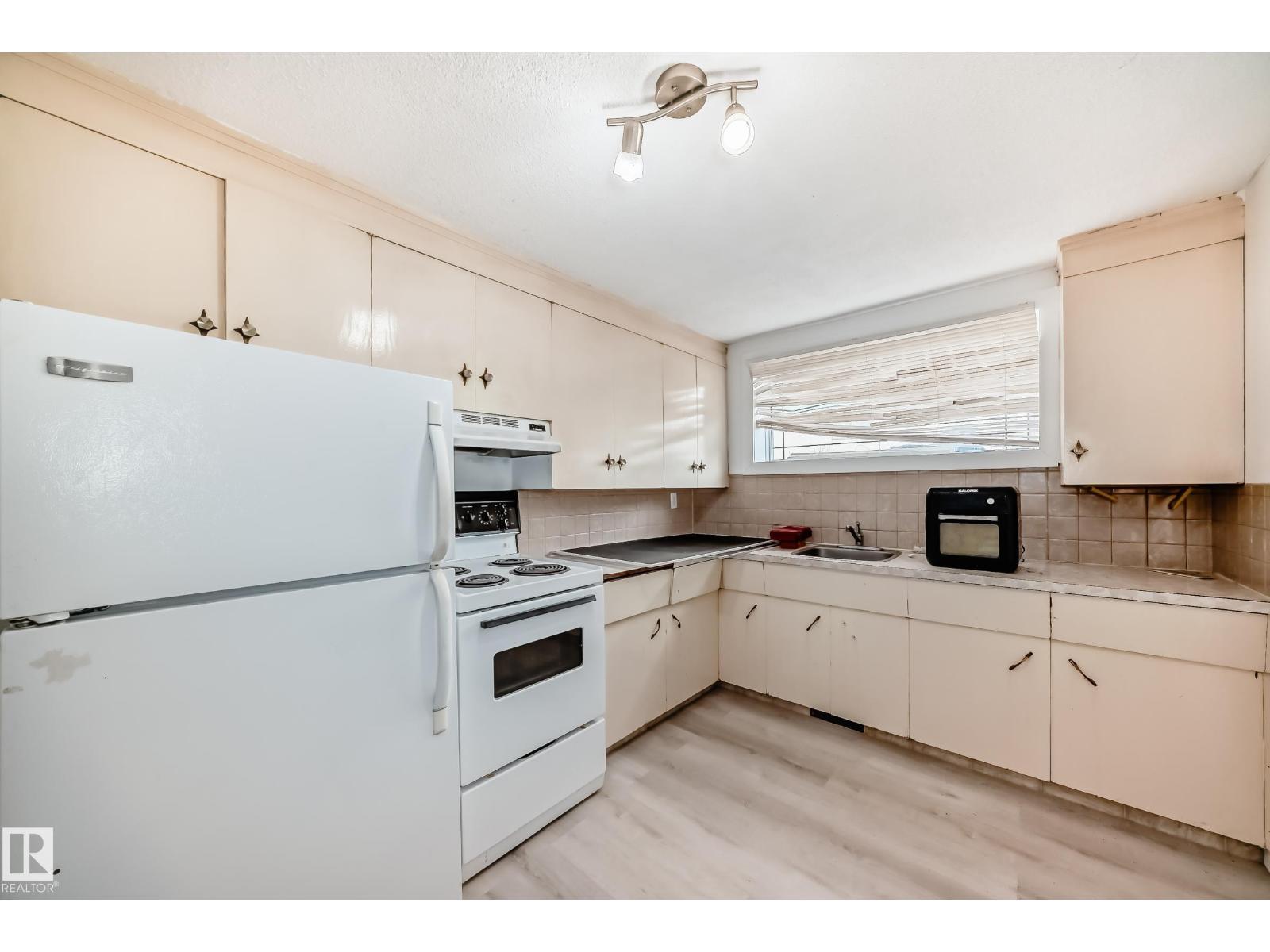 12825 102 St Nw, Edmonton, AB - Indoor Photo Showing Kitchen