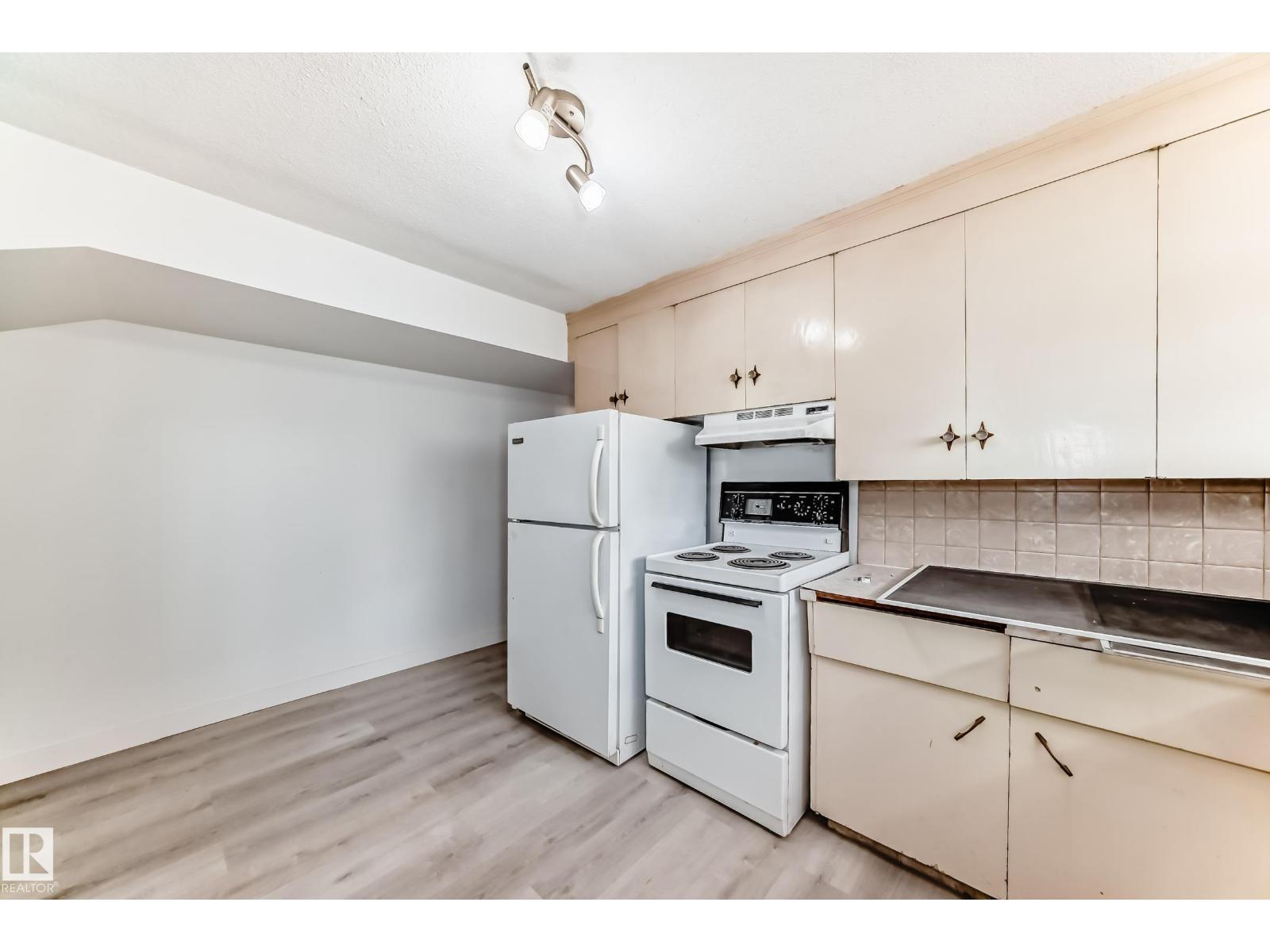 12825 102 St Nw, Edmonton, AB - Indoor Photo Showing Kitchen