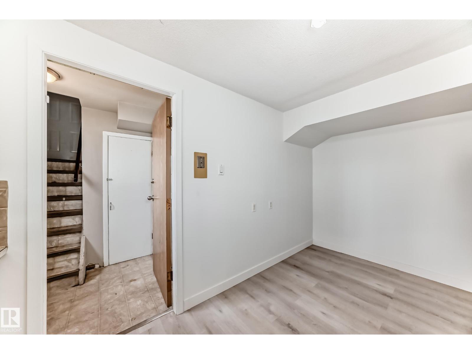 12825 102 St Nw, Edmonton, AB - Indoor Photo Showing Other Room