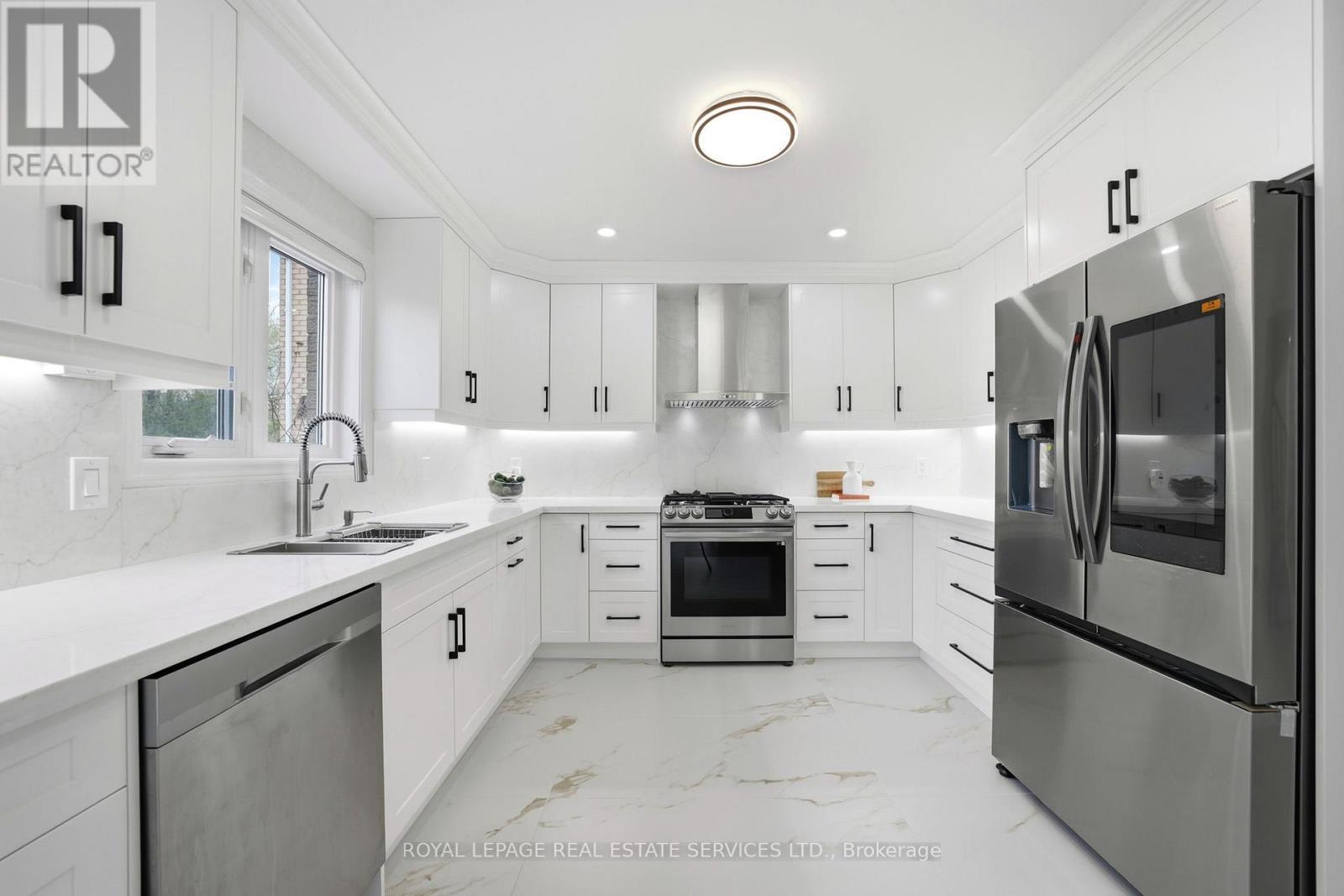 2531 Morrison Avenue, Mississauga, ON - Indoor Photo Showing Kitchen With Upgraded Kitchen