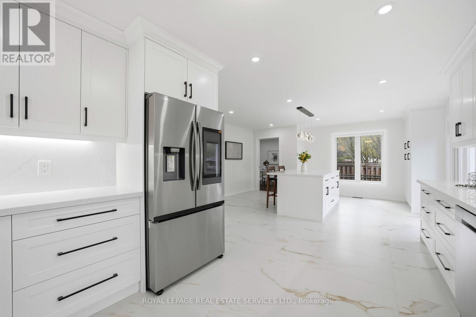 2531 Morrison Avenue, Mississauga, ON - Indoor Photo Showing Kitchen With Upgraded Kitchen