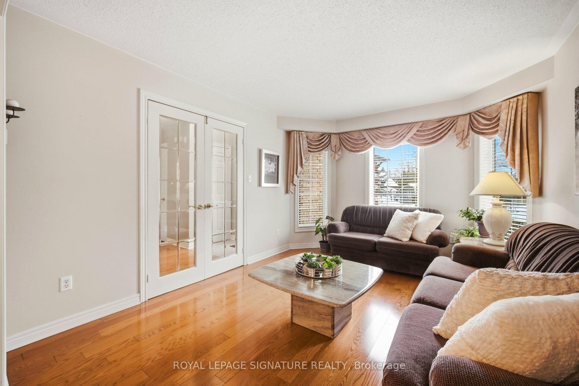 52 Durham Street, Halton Hills, ON - Indoor Photo Showing Living Room