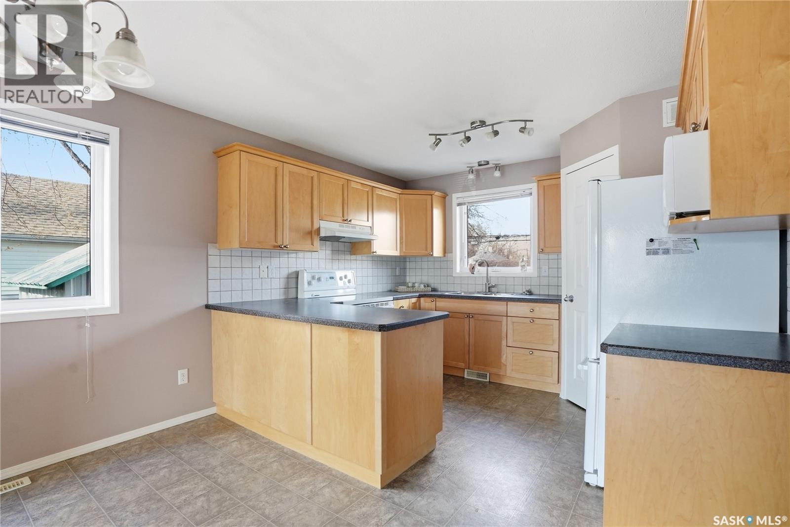 1426B C Avenue N, Saskatoon, SK - Indoor Photo Showing Kitchen