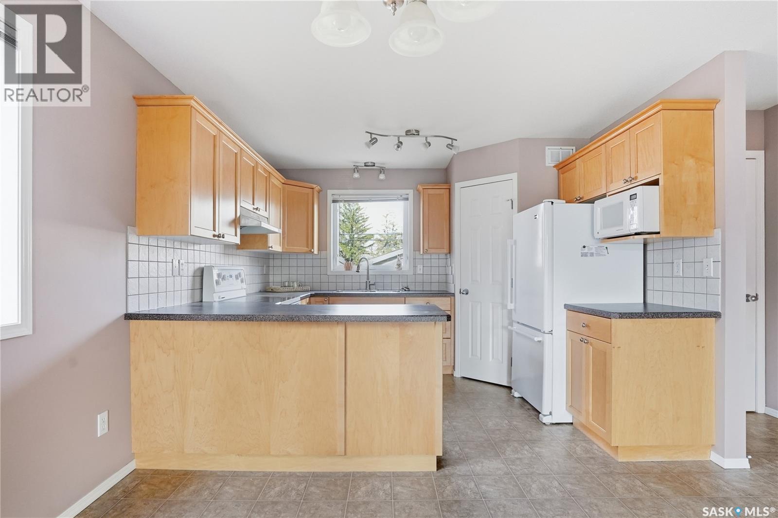 1426B C Avenue N, Saskatoon, SK - Indoor Photo Showing Kitchen