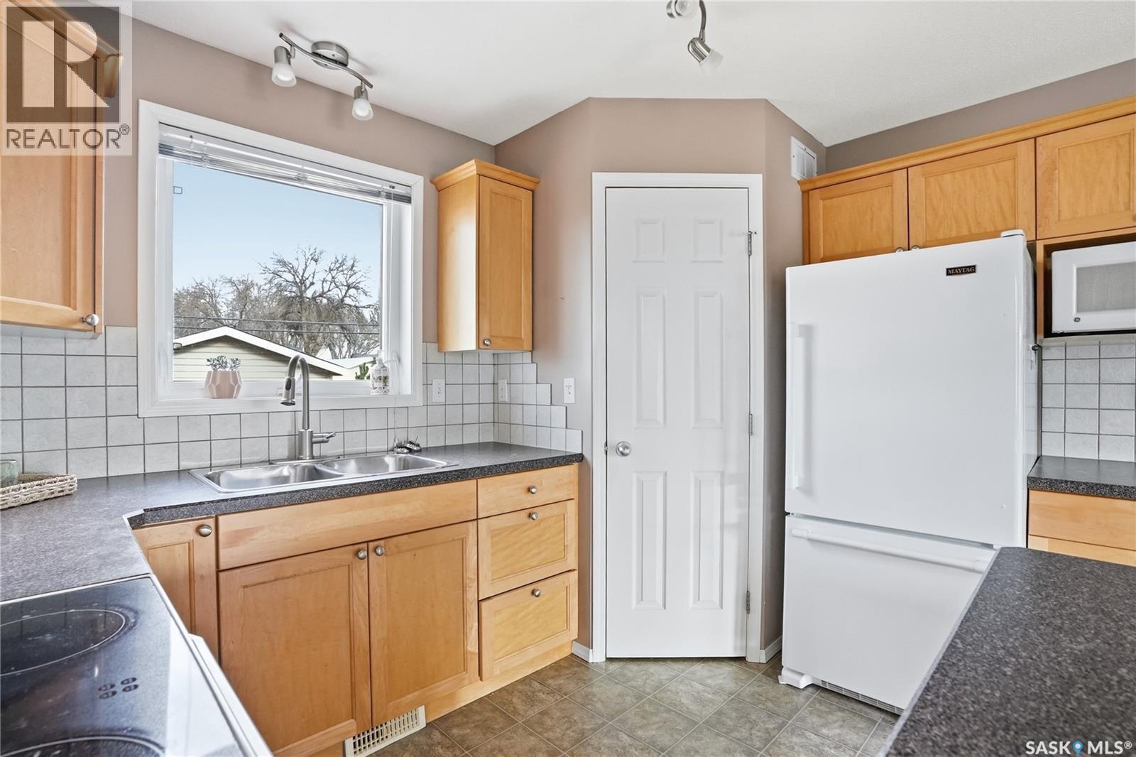 1426B C Avenue N, Saskatoon, SK - Indoor Photo Showing Kitchen With Double Sink