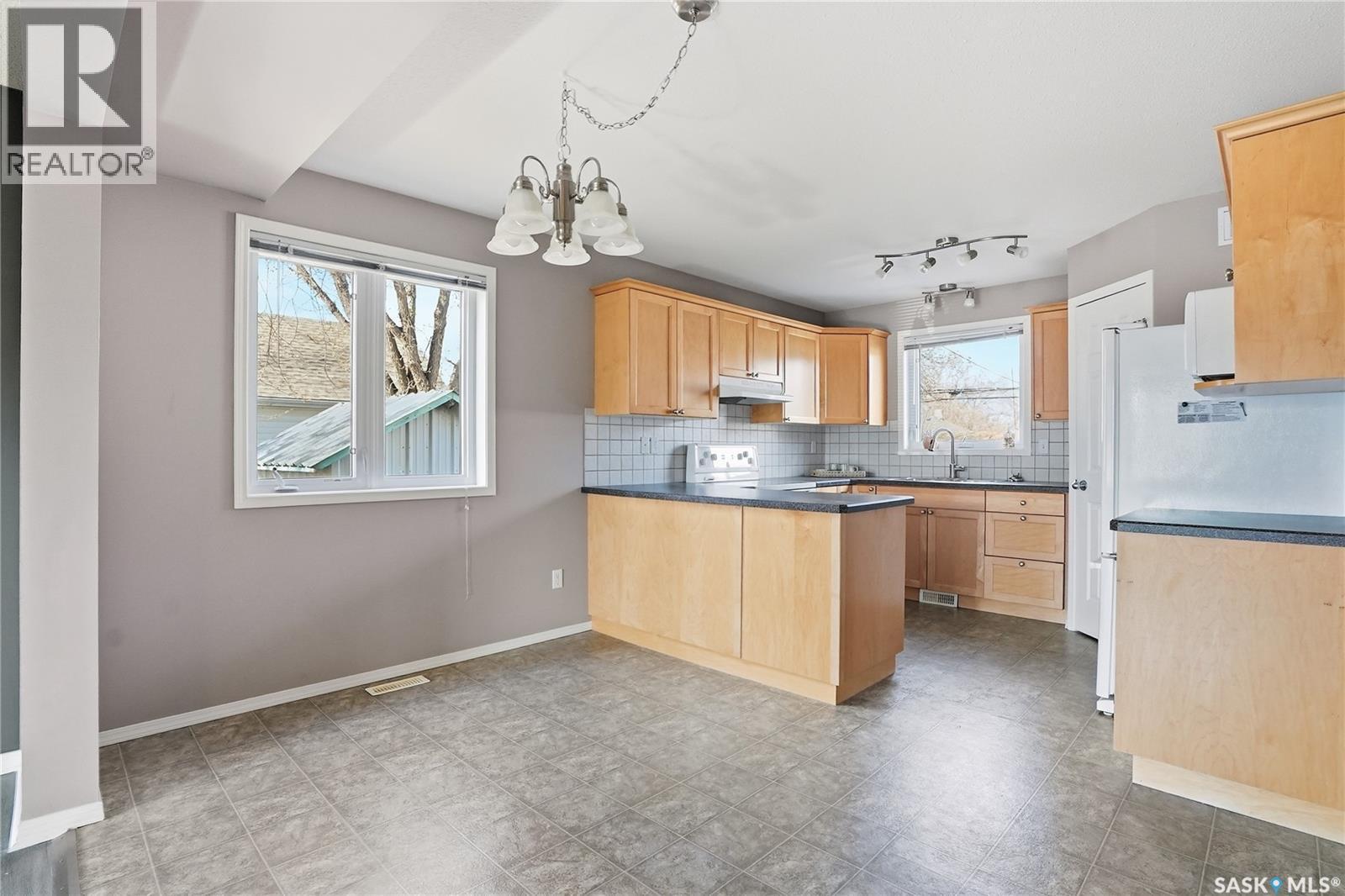 1426B C Avenue N, Saskatoon, SK - Indoor Photo Showing Kitchen