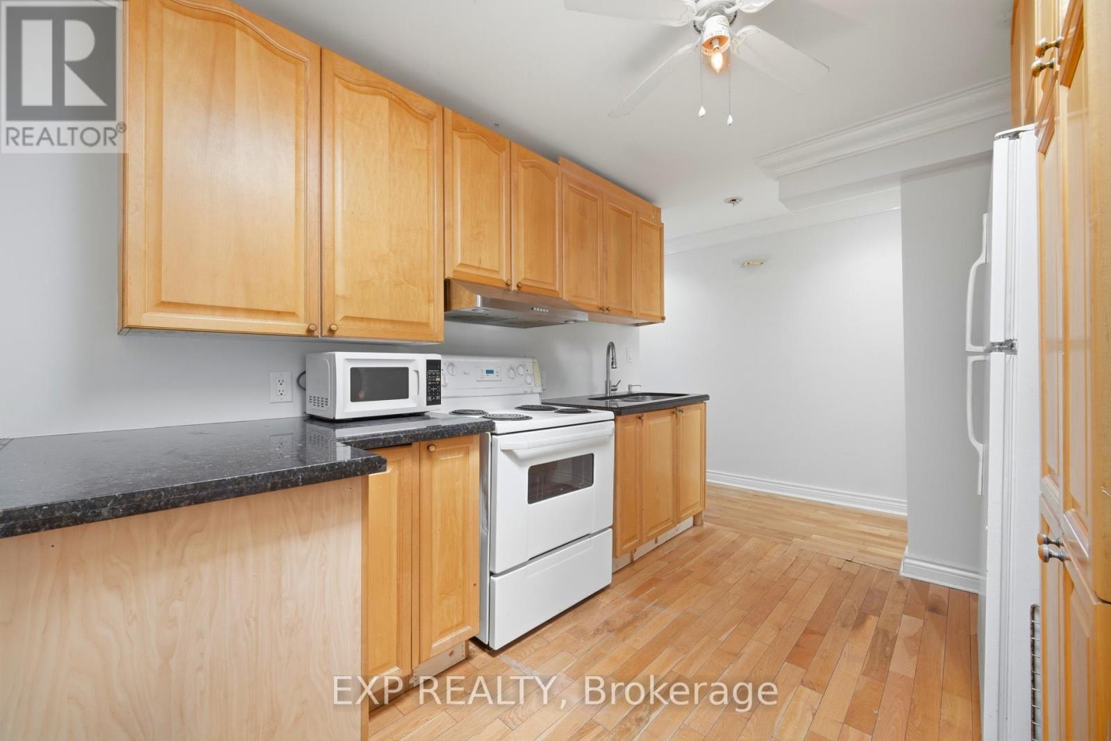 2065 Westfield Drive, Mississauga, ON - Indoor Photo Showing Kitchen