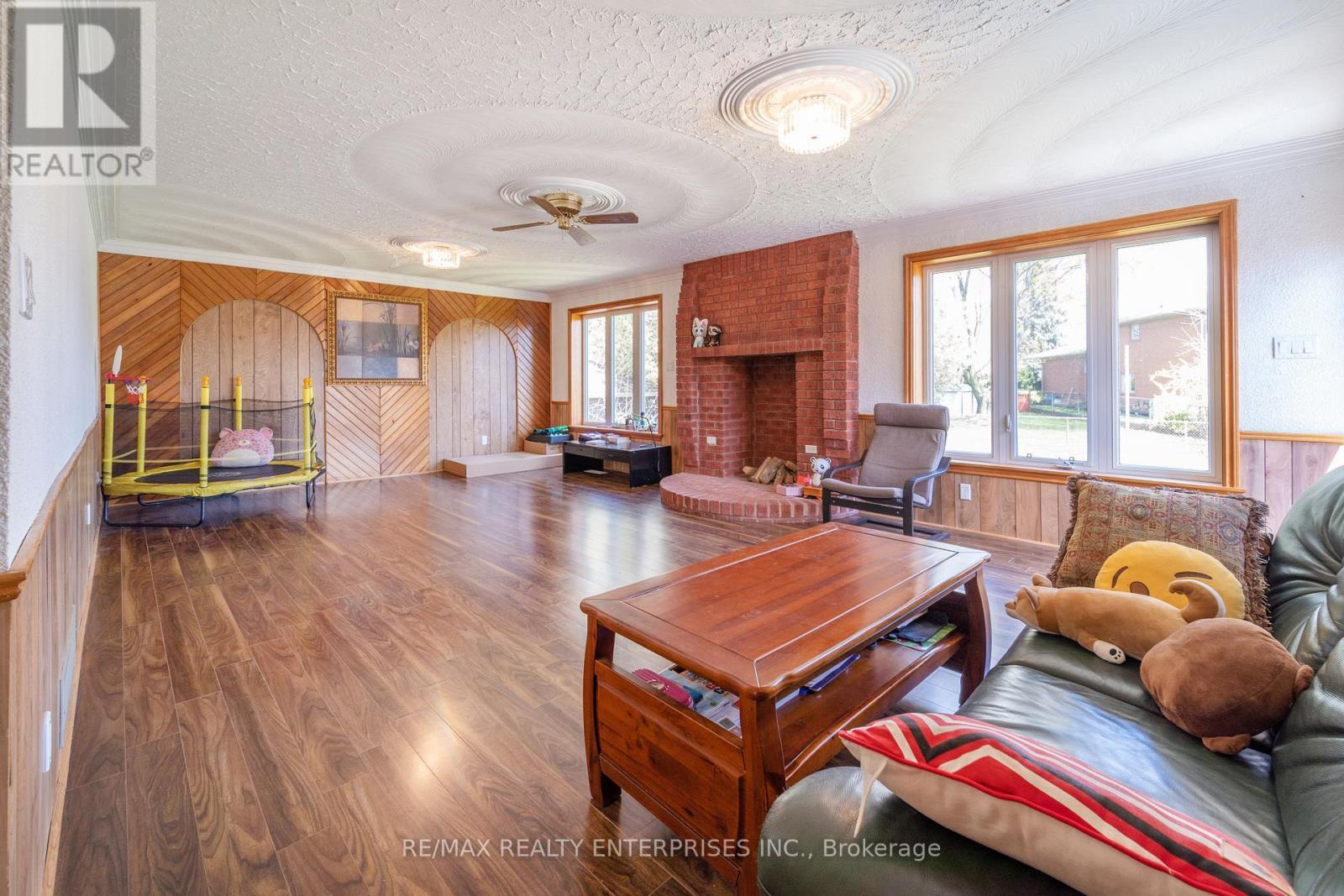 1351 Haig Boulevard, Mississauga, ON - Indoor Photo Showing Living Room