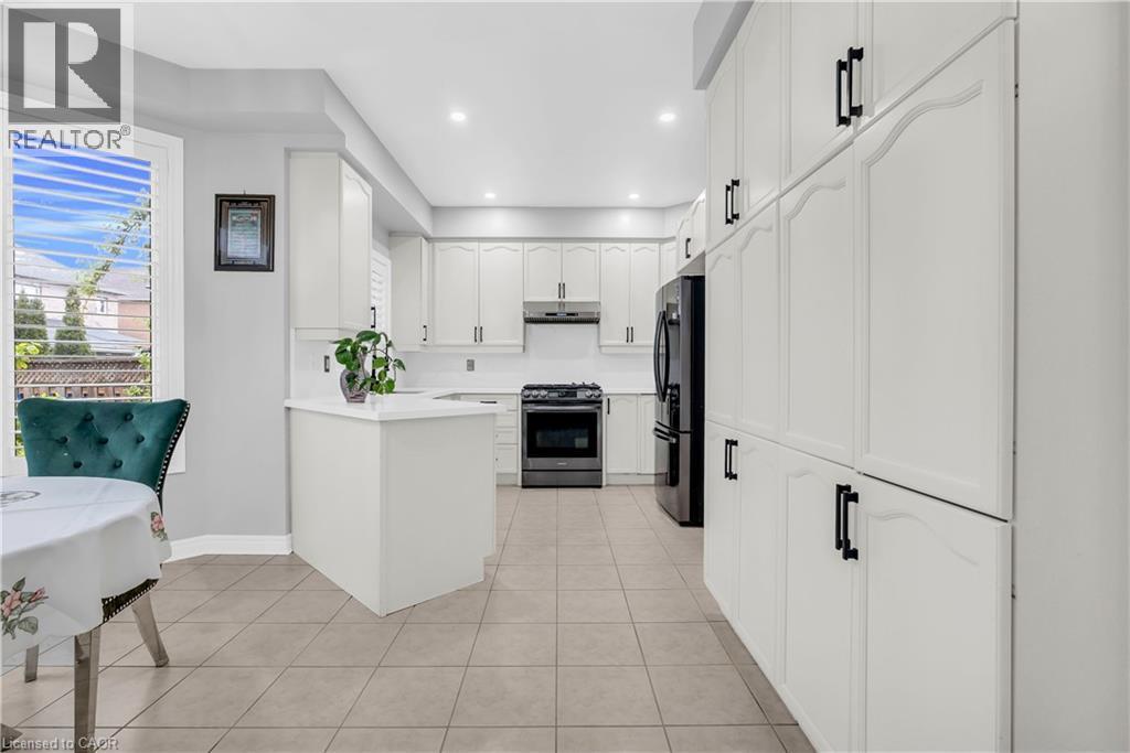 3377 Destination Drive, Mississauga, ON - Indoor Photo Showing Kitchen