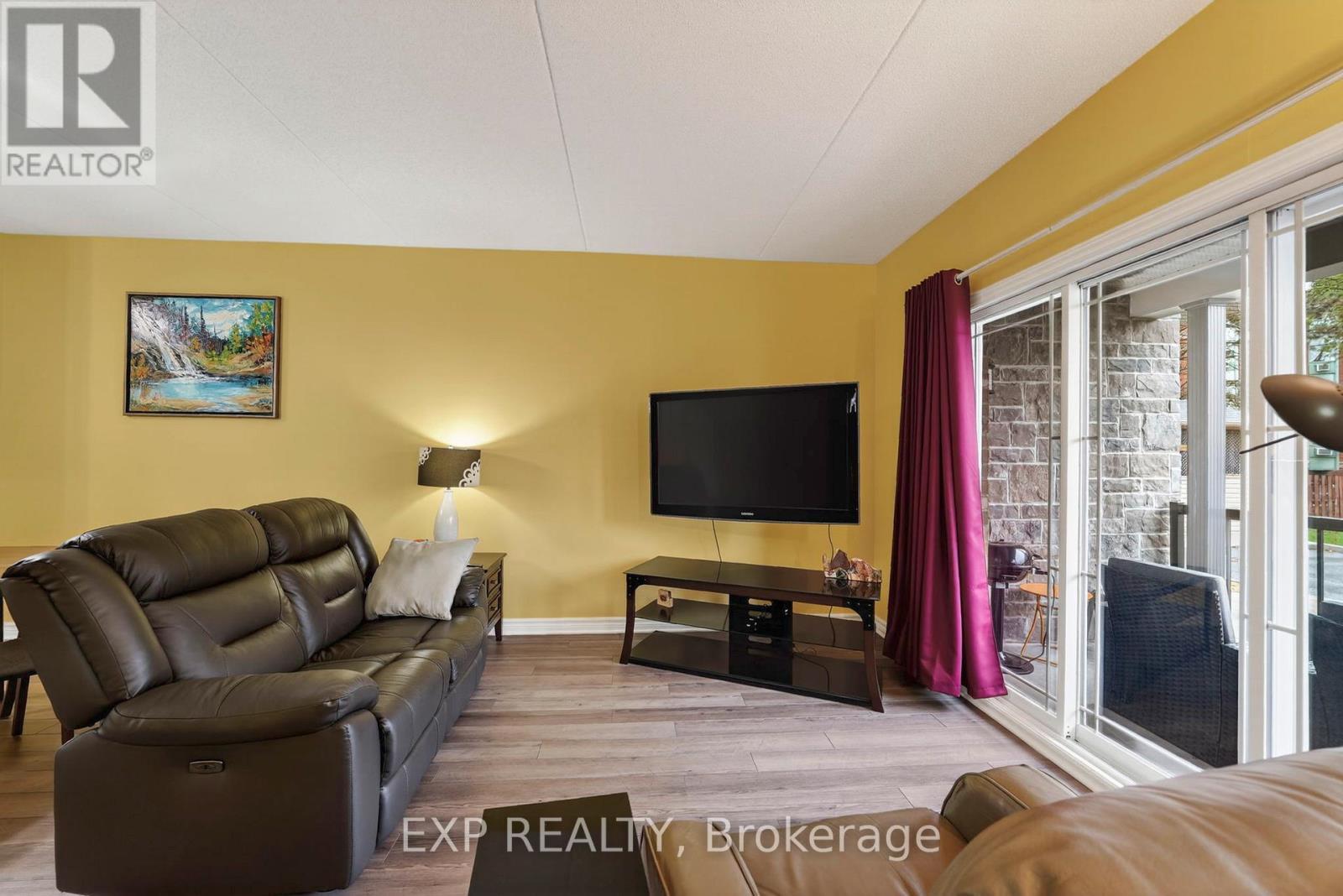 102 - 222 First Street E, Cornwall, ON - Indoor Photo Showing Living Room
