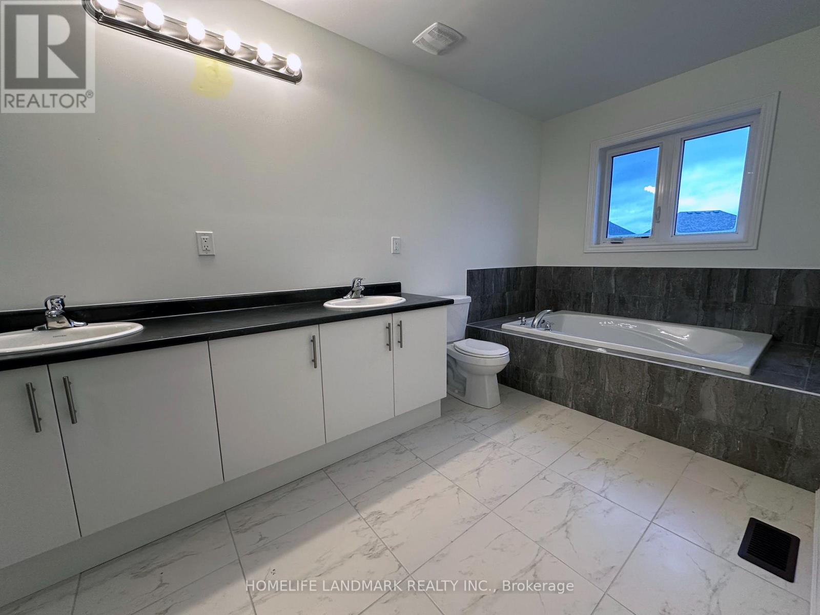41 Sapphire Way, Thorold, ON - Indoor Photo Showing Bathroom