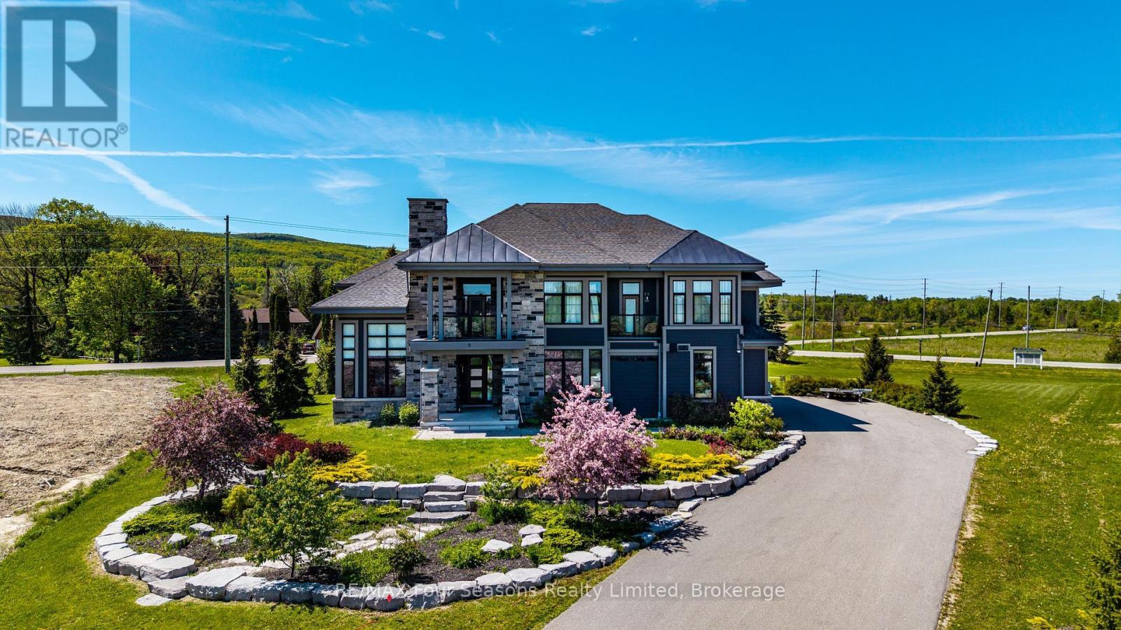 9 Windrose Valley Boulevard, Clearview, ON - Outdoor