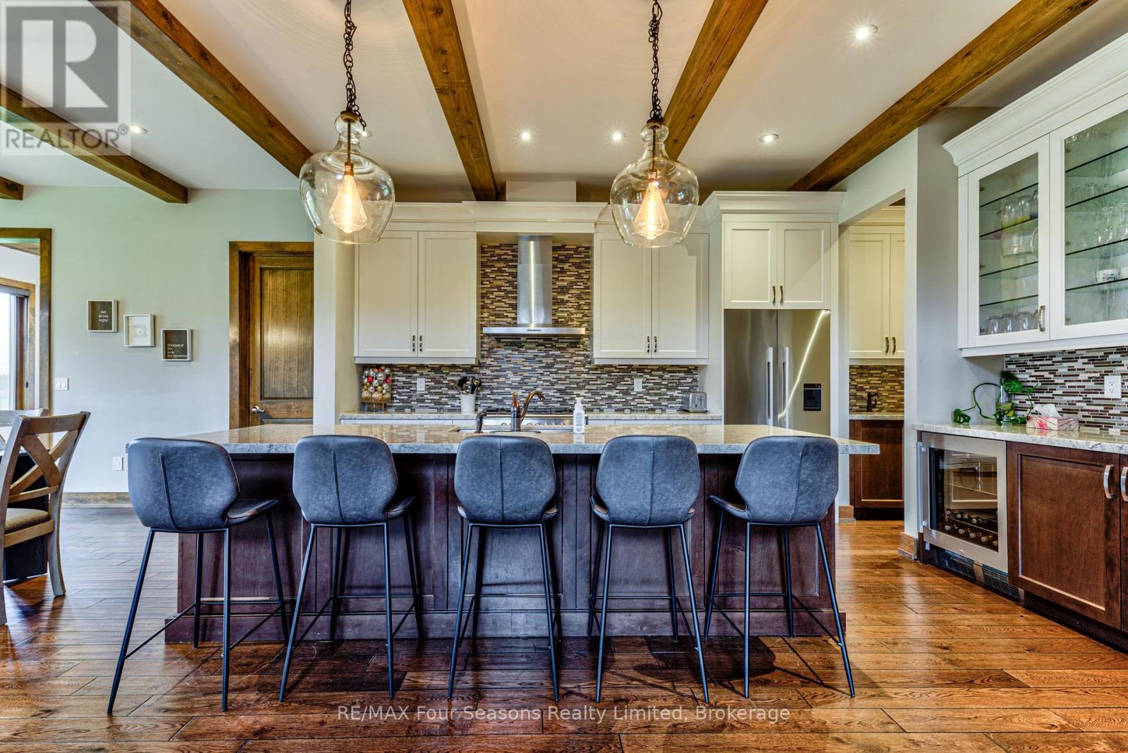 9 Windrose Valley Boulevard, Clearview, ON - Indoor Photo Showing Kitchen With Upgraded Kitchen