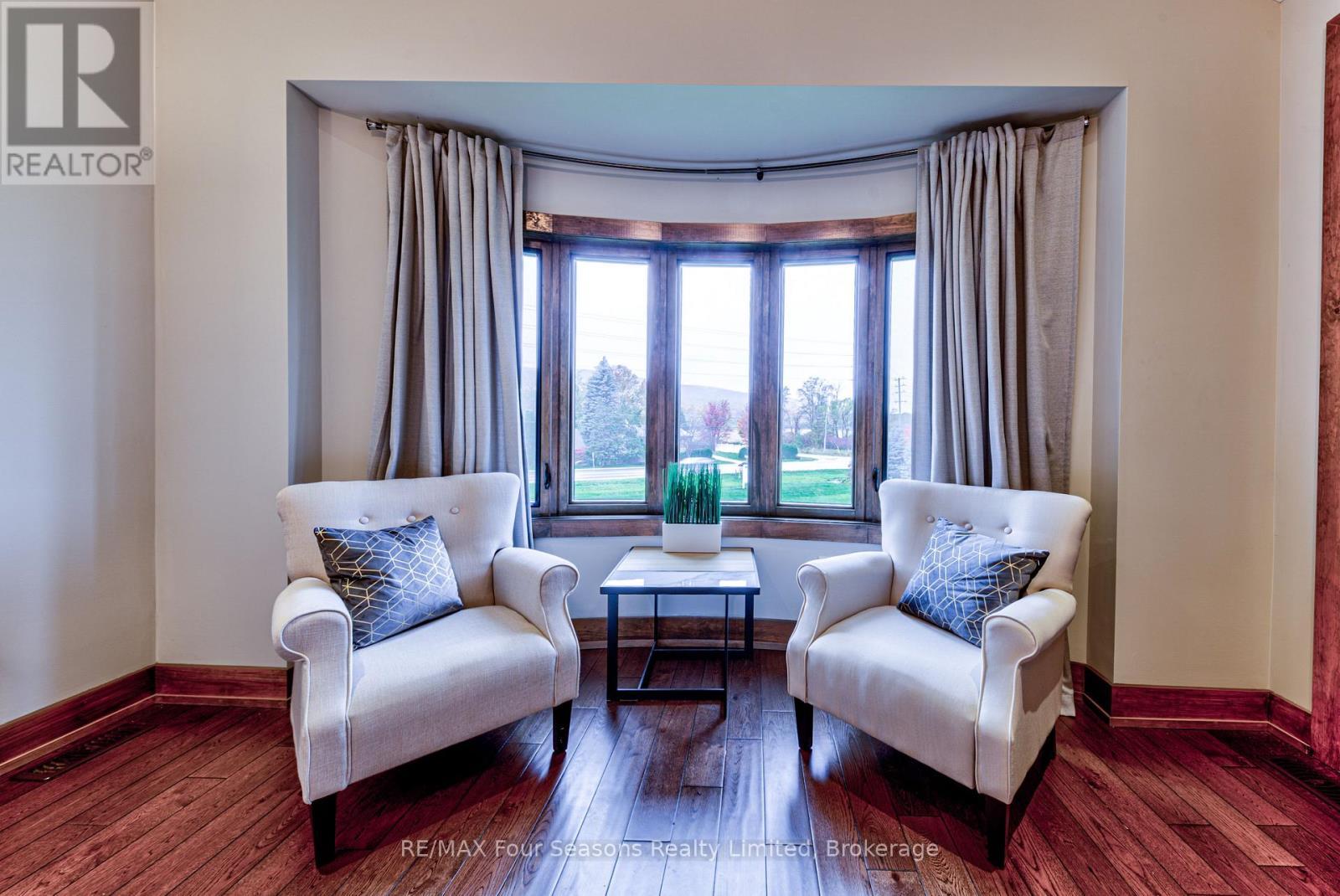 9 Windrose Valley Boulevard, Clearview, ON - Indoor Photo Showing Living Room