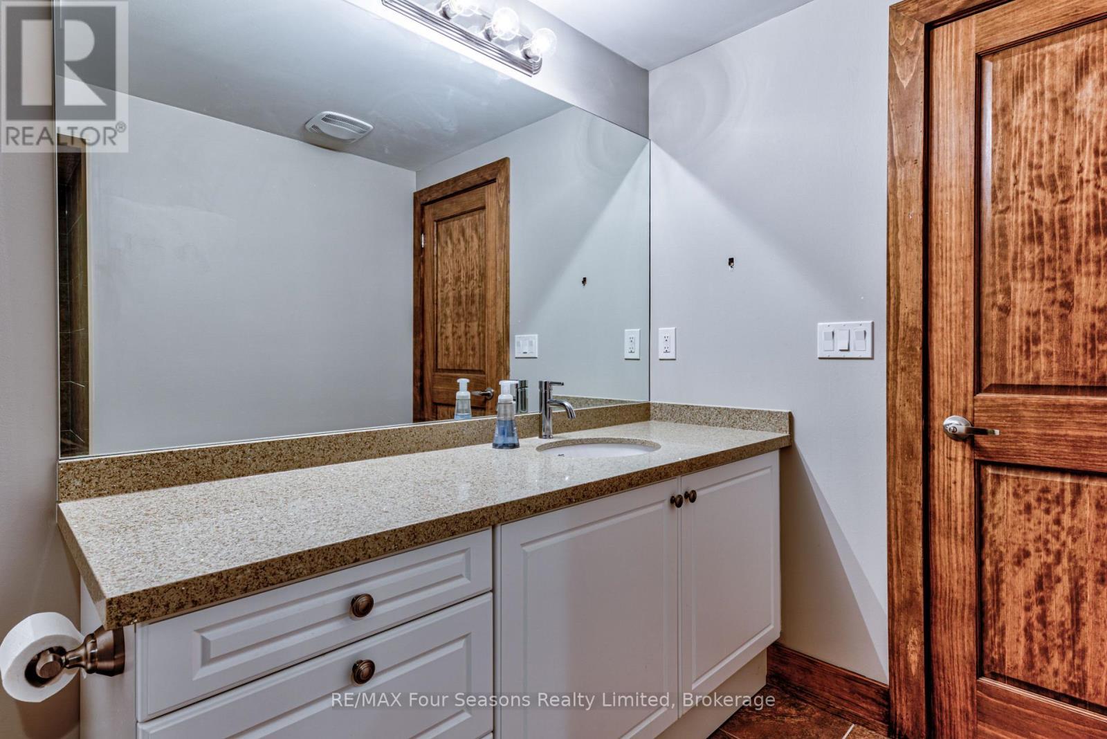 9 Windrose Valley Boulevard, Clearview, ON - Indoor Photo Showing Bathroom