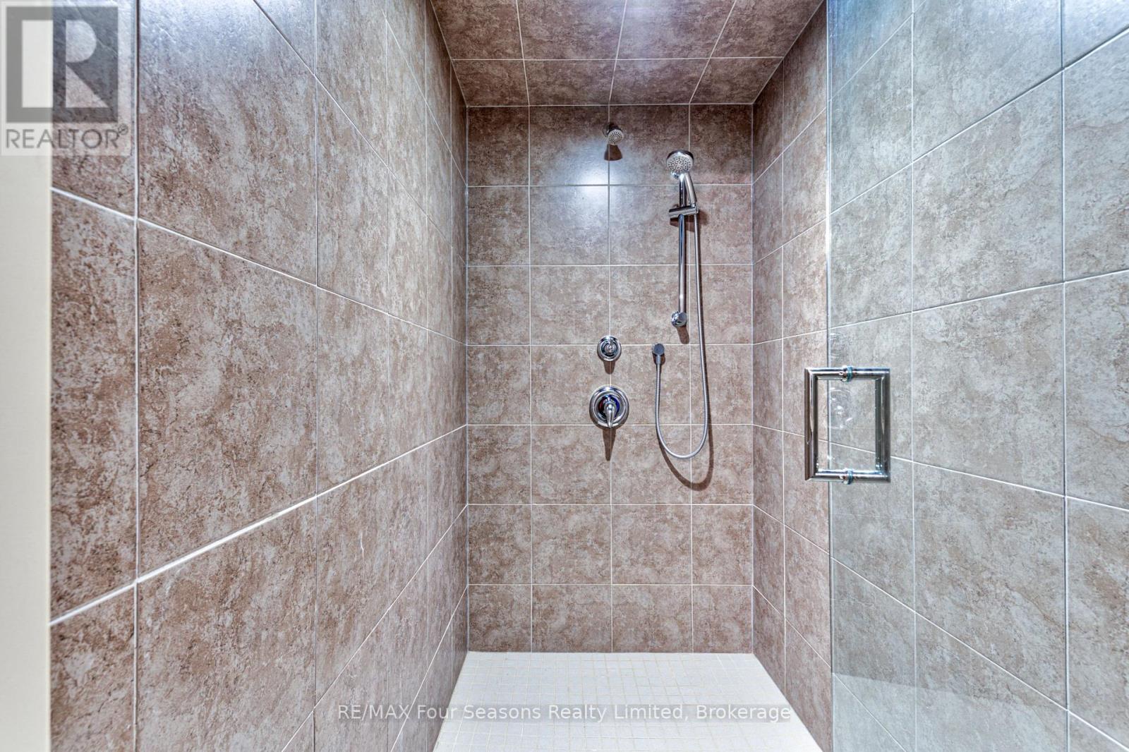 9 Windrose Valley Boulevard, Clearview, ON - Indoor Photo Showing Bathroom