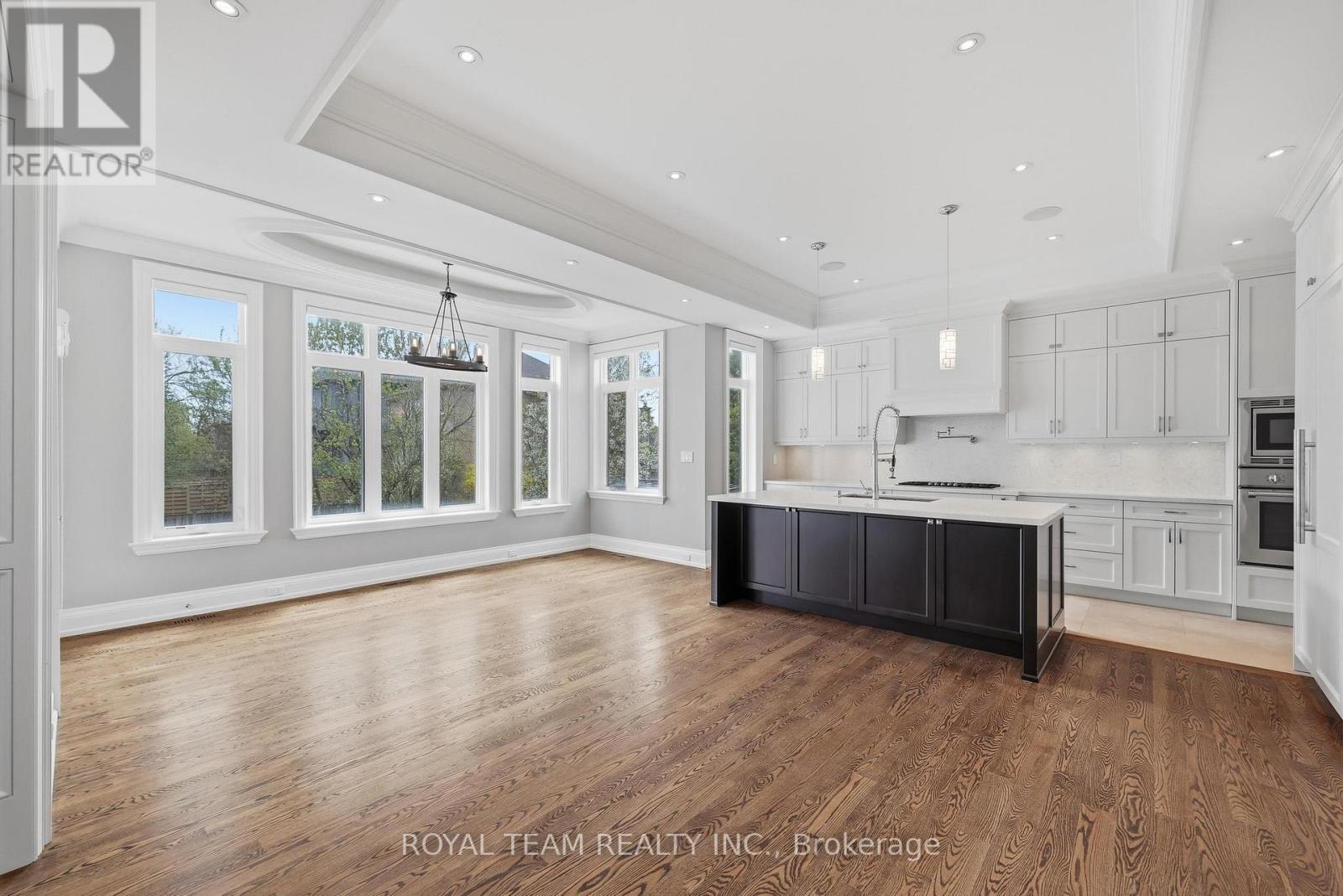 130 Elmwood Avenue, Richmond Hill, ON - Indoor Photo Showing Kitchen With Upgraded Kitchen