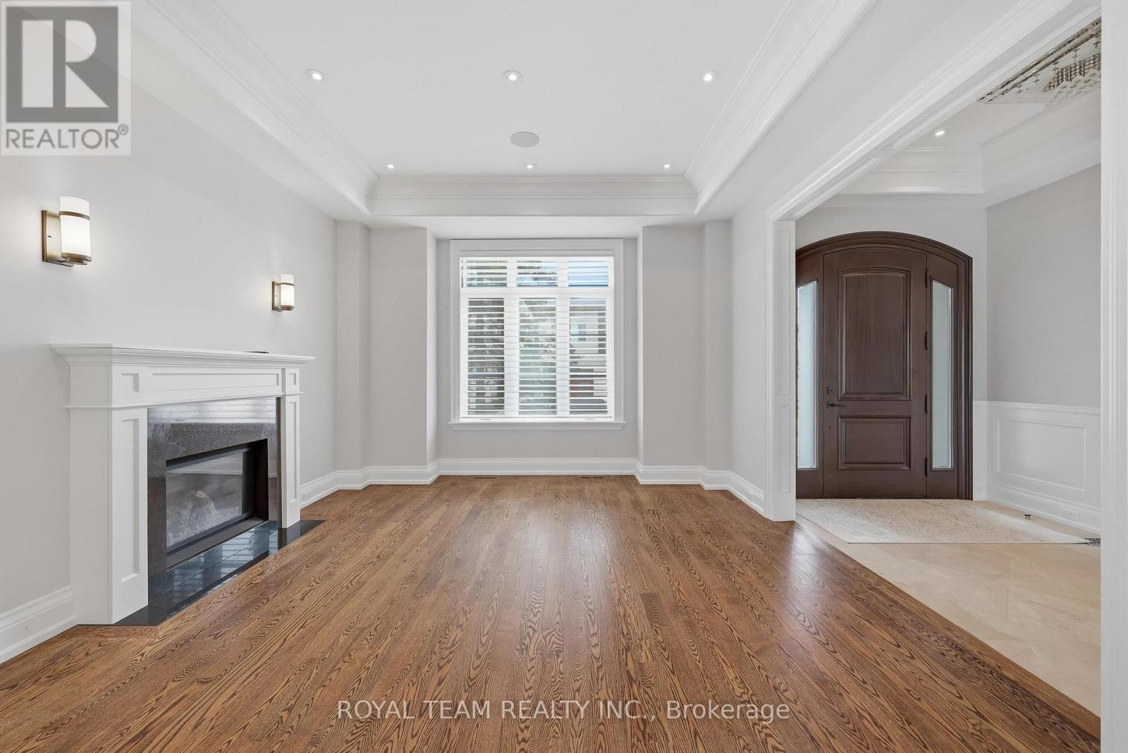 130 Elmwood Avenue, Richmond Hill, ON - Indoor With Fireplace