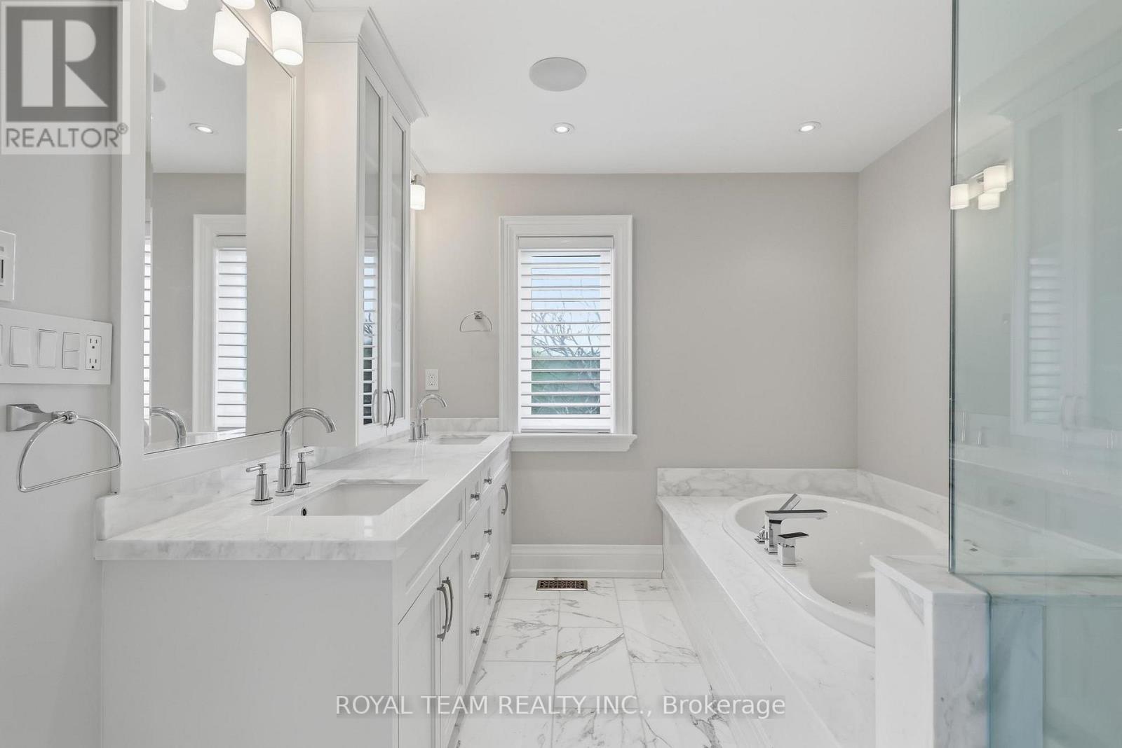 130 Elmwood Avenue, Richmond Hill, ON - Indoor Photo Showing Bathroom