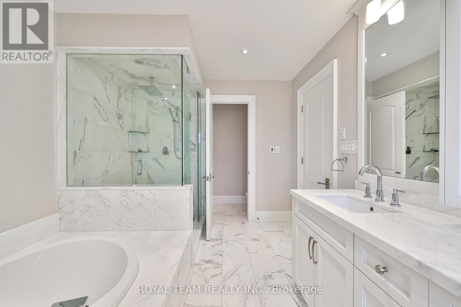 130 Elmwood Avenue, Richmond Hill, ON - Indoor Photo Showing Bathroom