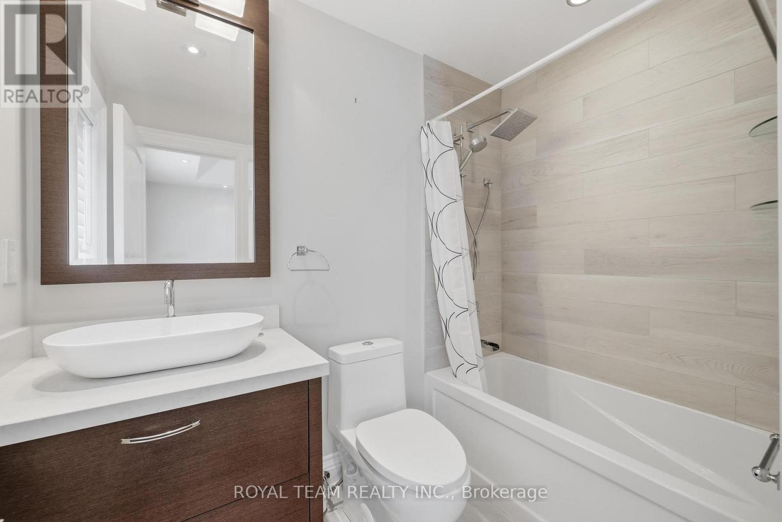 130 Elmwood Avenue, Richmond Hill, ON - Indoor Photo Showing Bathroom