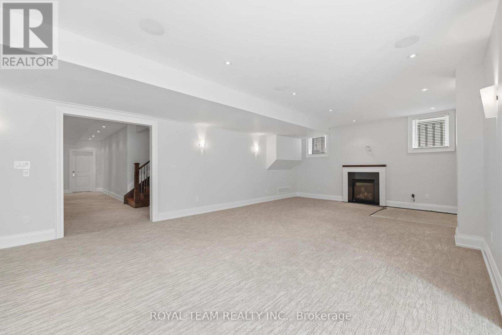 130 Elmwood Avenue, Richmond Hill, ON - Indoor With Fireplace
