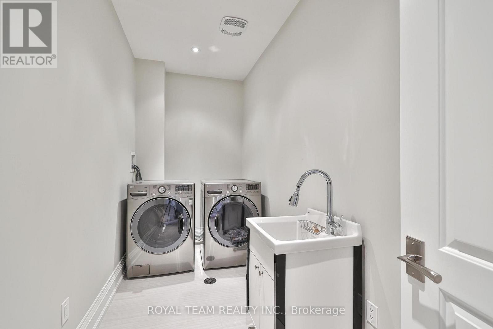 130 Elmwood Avenue, Richmond Hill, ON - Indoor Photo Showing Laundry Room