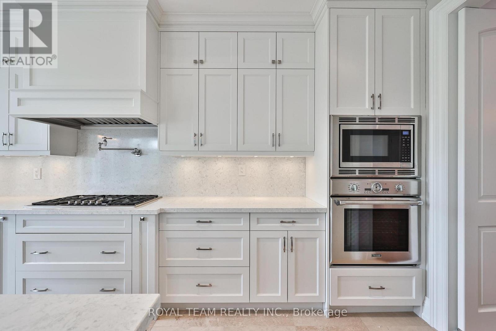 130 Elmwood Avenue, Richmond Hill, ON - Indoor Photo Showing Kitchen