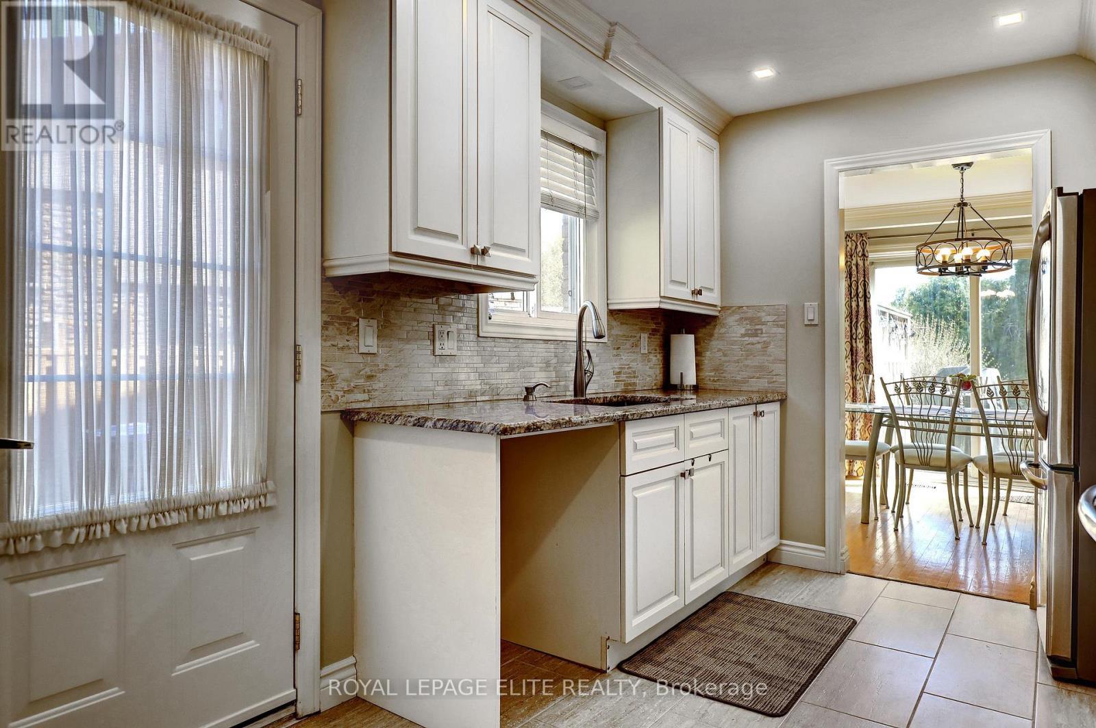 7113 Tamar Road, Mississauga, ON - Indoor Photo Showing Kitchen
