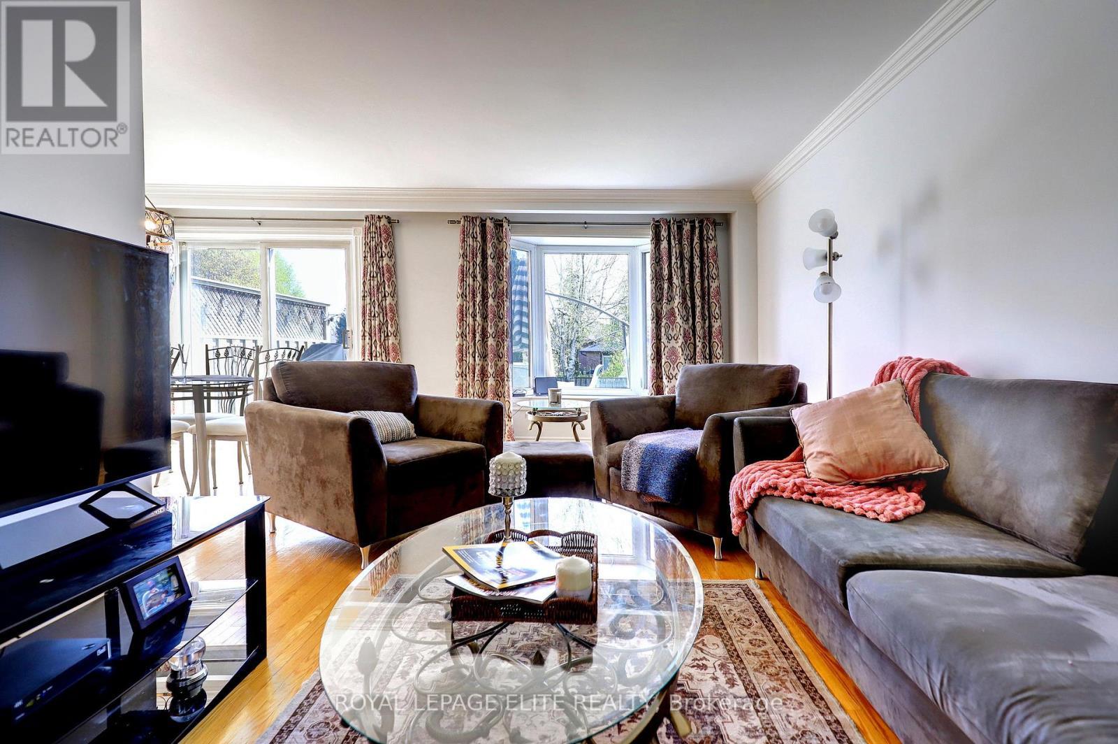 7113 Tamar Road, Mississauga, ON - Indoor Photo Showing Living Room