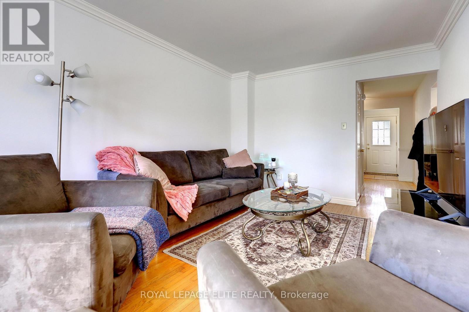 7113 Tamar Road, Mississauga, ON - Indoor Photo Showing Living Room