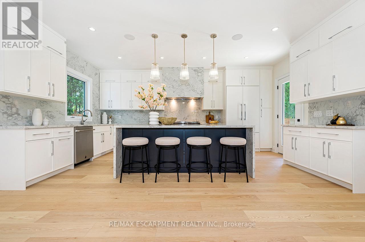 1618 Dogwood Trail, Mississauga, ON - Indoor Photo Showing Kitchen With Upgraded Kitchen