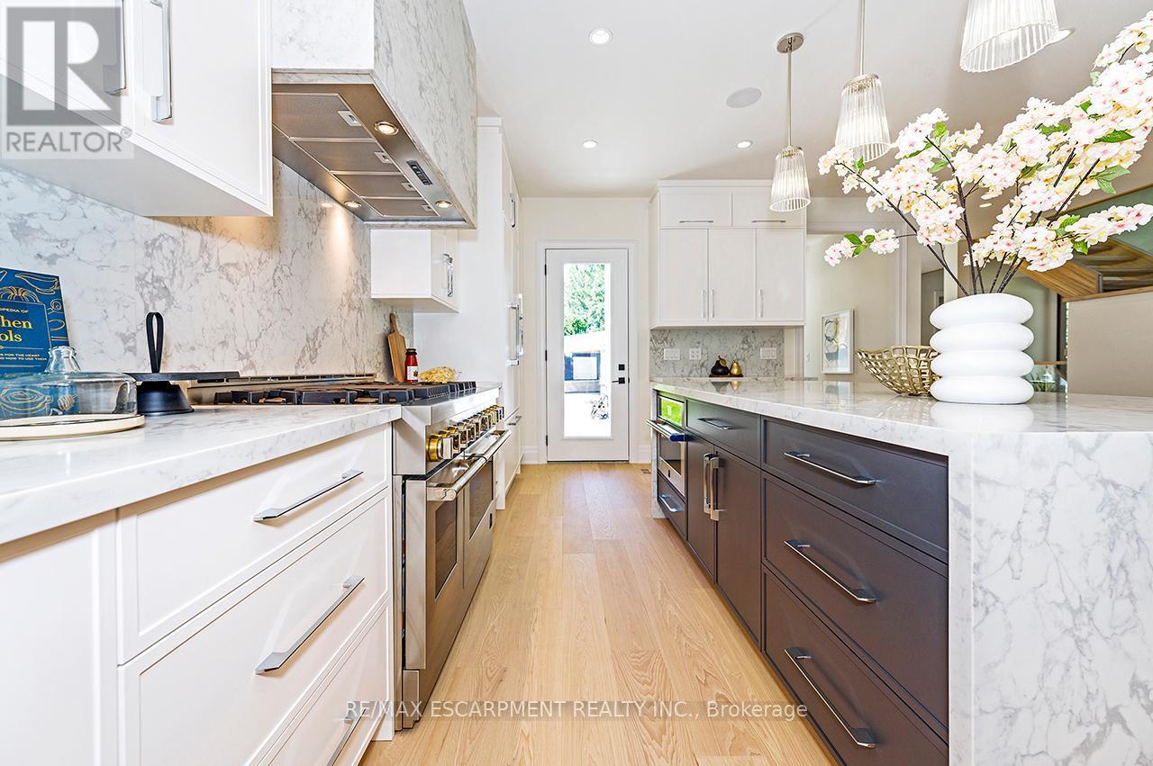 1618 Dogwood Trail, Mississauga, ON - Indoor Photo Showing Kitchen With Upgraded Kitchen