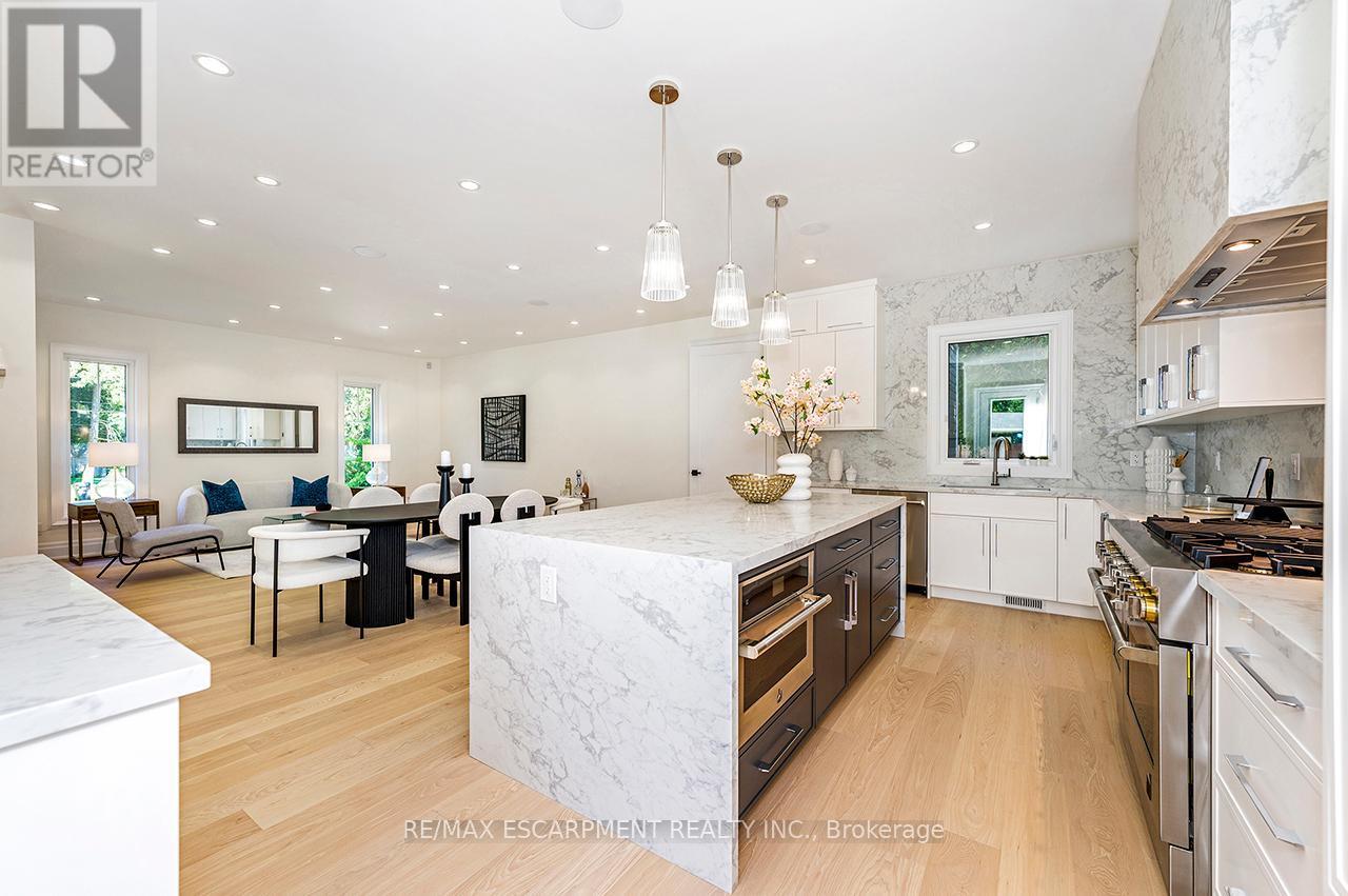 1618 Dogwood Trail, Mississauga, ON - Indoor Photo Showing Kitchen With Upgraded Kitchen