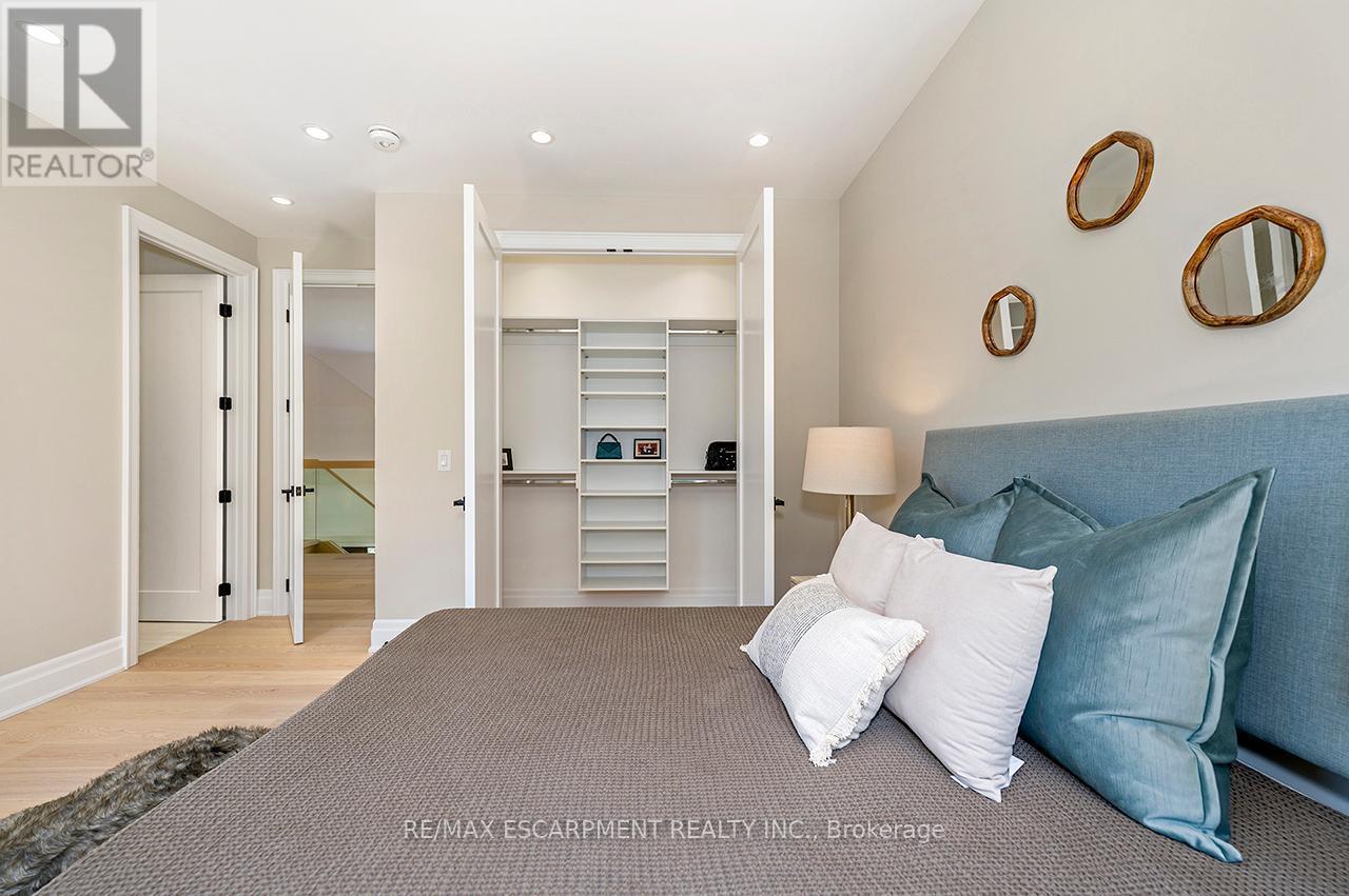 1618 Dogwood Trail, Mississauga, ON - Indoor Photo Showing Bedroom