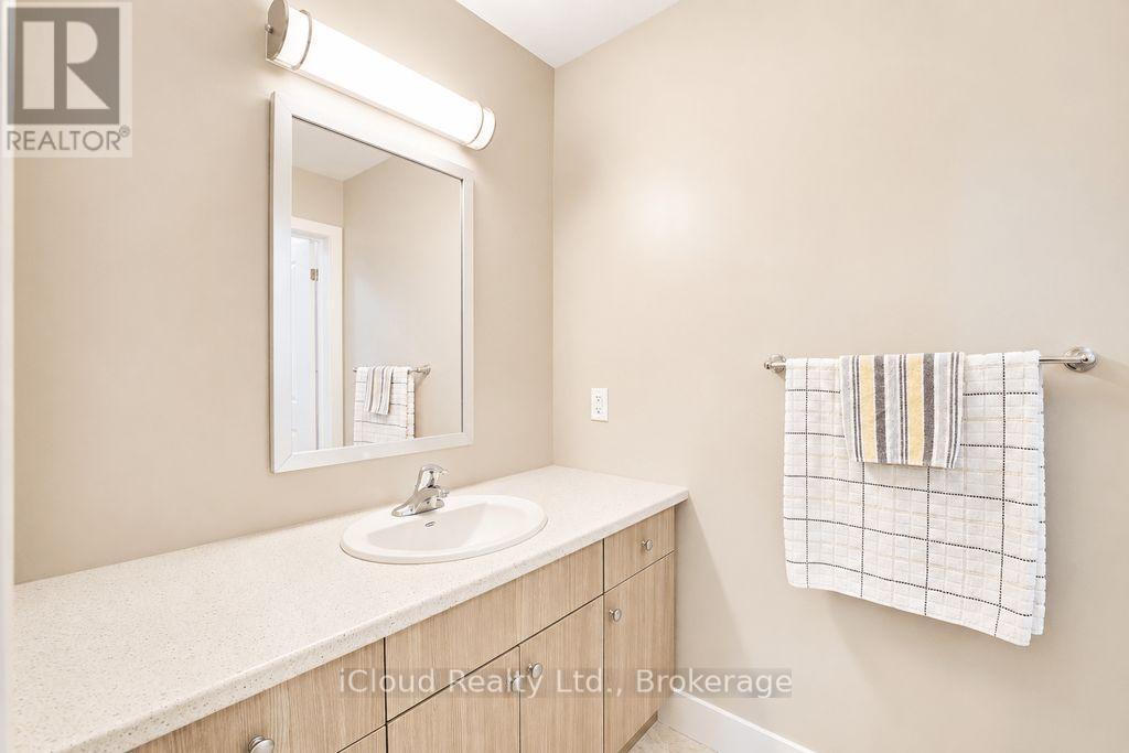 40 - 745 Chelton Road, London South, ON - Indoor Photo Showing Bathroom