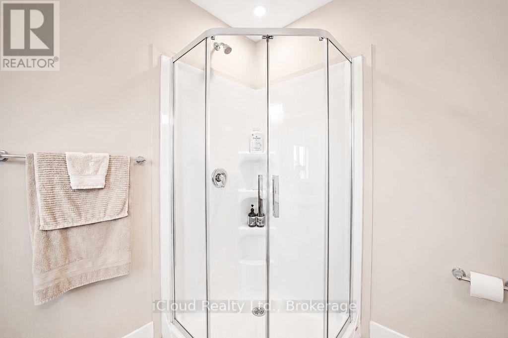 40 - 745 Chelton Road, London South, ON - Indoor Photo Showing Bathroom