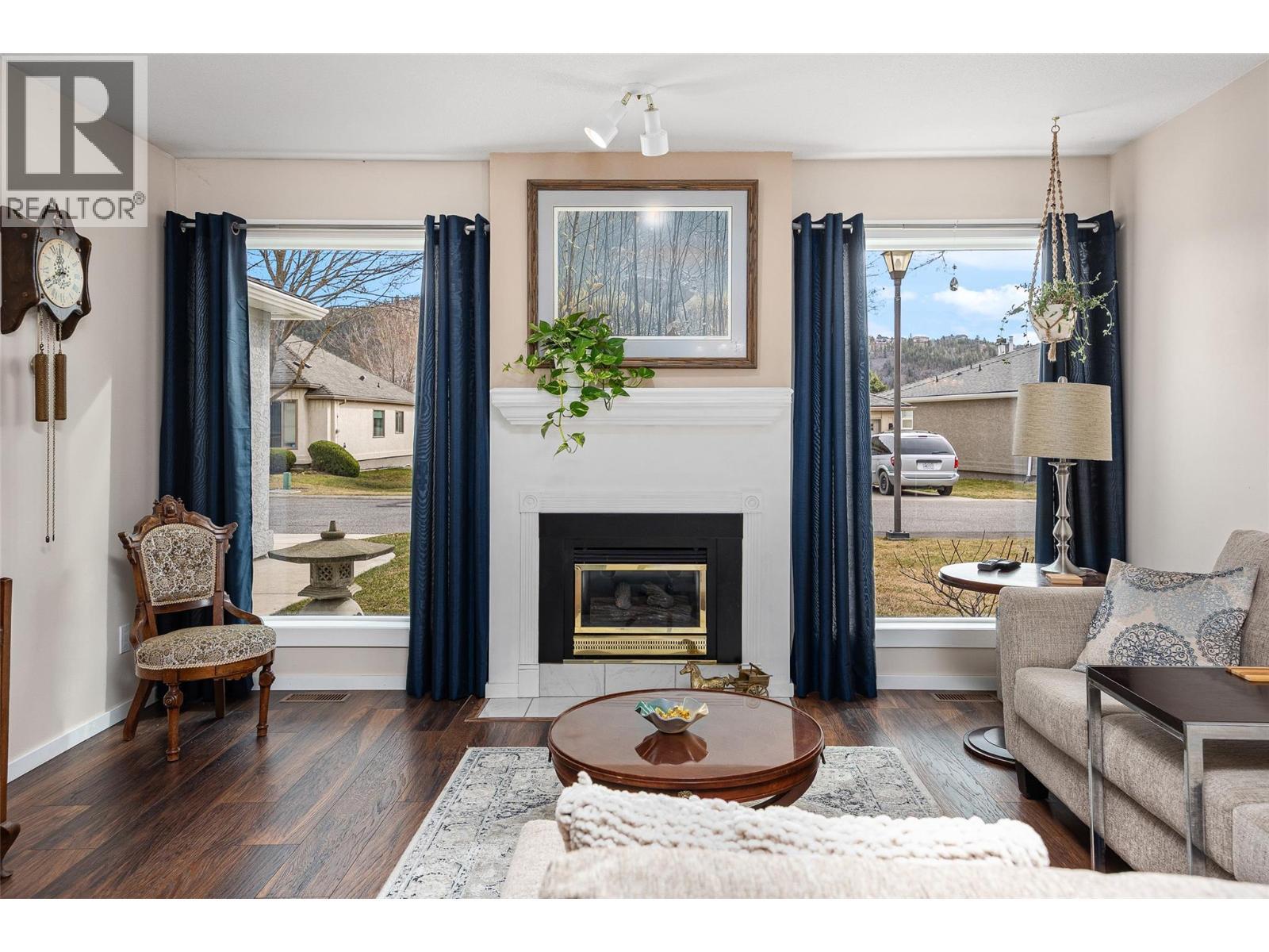 615 Glenmeadows Road Unit# 49, Kelowna, BC - Indoor Photo Showing Living Room With Fireplace