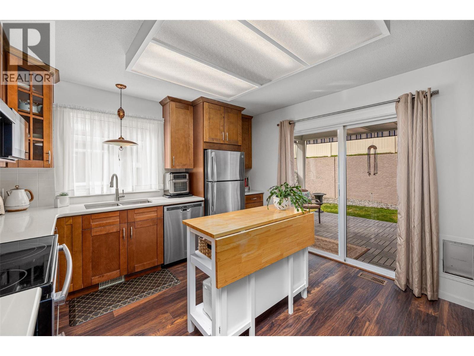 615 Glenmeadows Road Unit# 49, Kelowna, BC - Indoor Photo Showing Kitchen With Double Sink