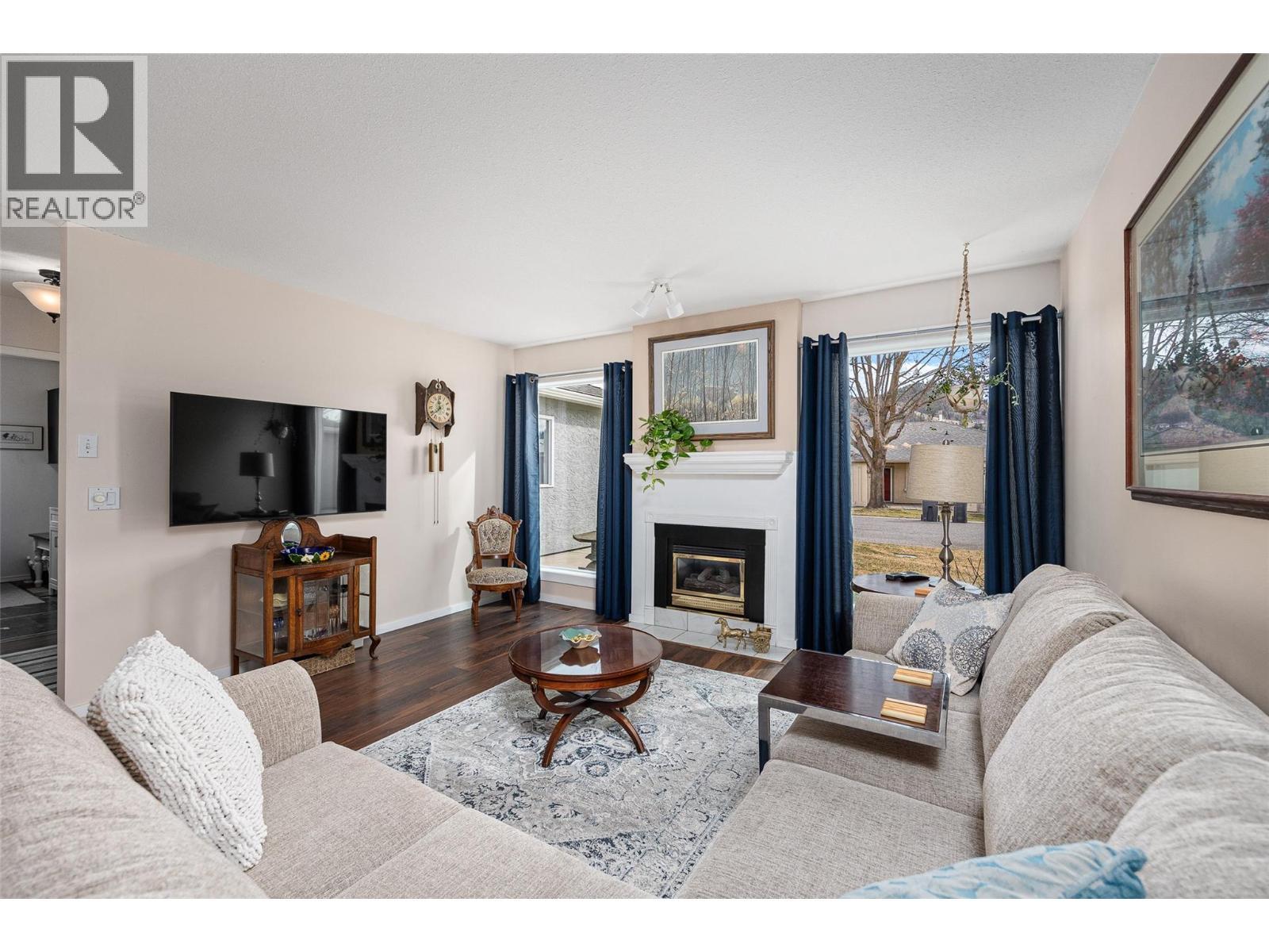 615 Glenmeadows Road Unit# 49, Kelowna, BC - Indoor Photo Showing Living Room With Fireplace