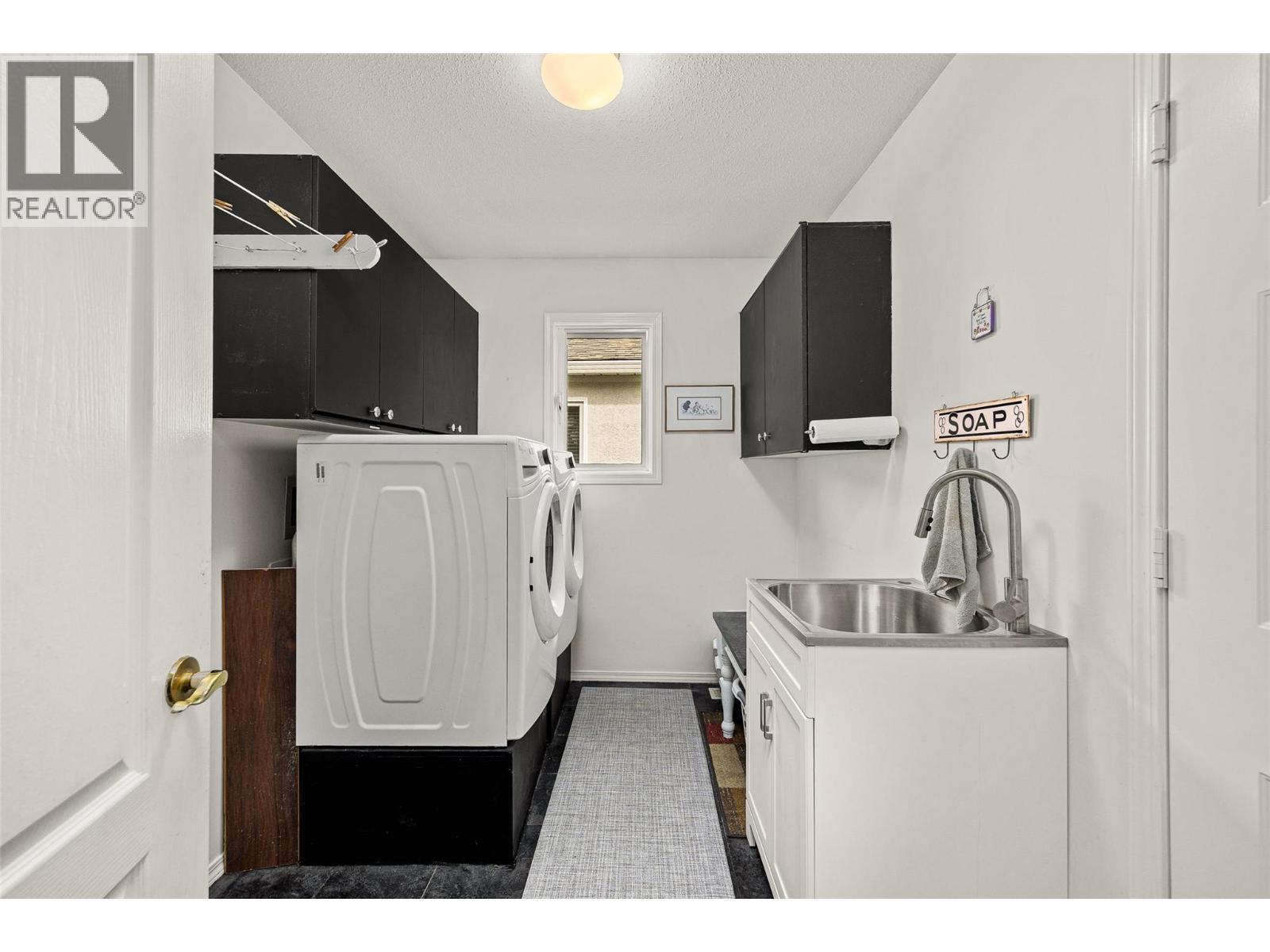 615 Glenmeadows Road Unit# 49, Kelowna, BC - Indoor Photo Showing Laundry Room
