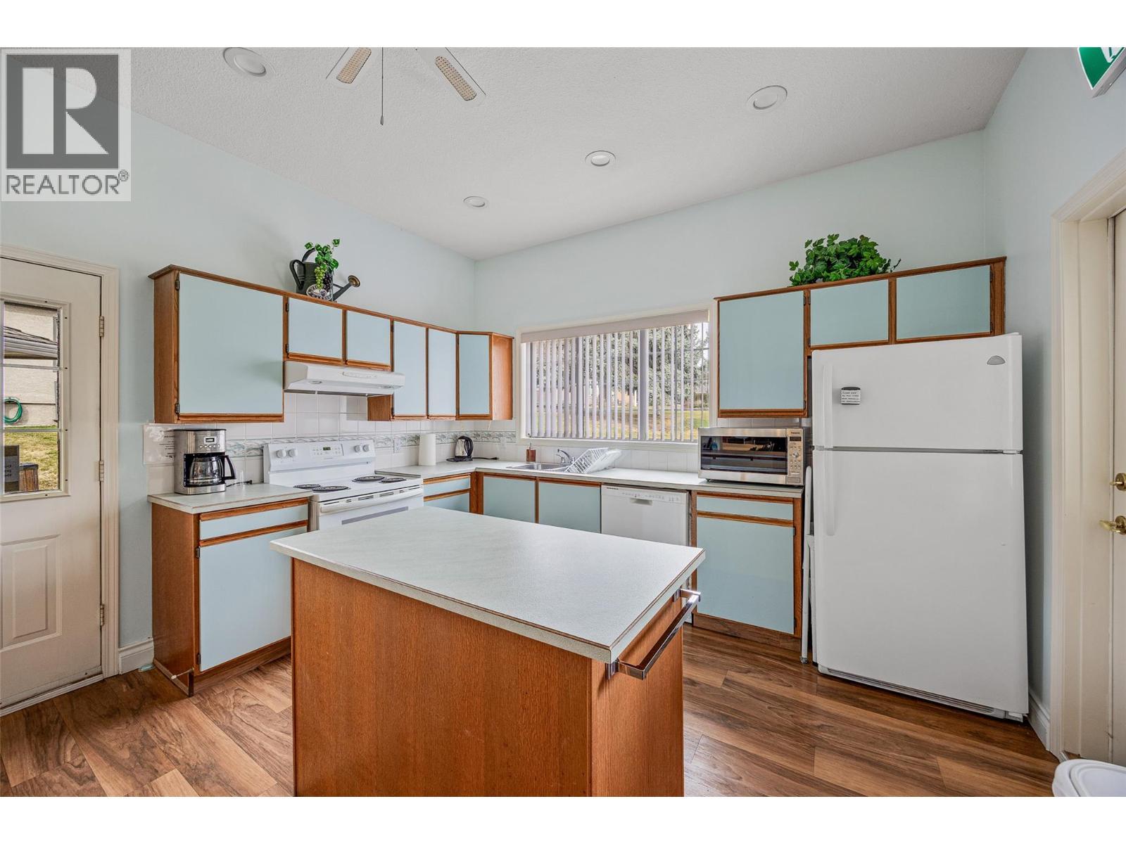 615 Glenmeadows Road Unit# 49, Kelowna, BC - Indoor Photo Showing Kitchen