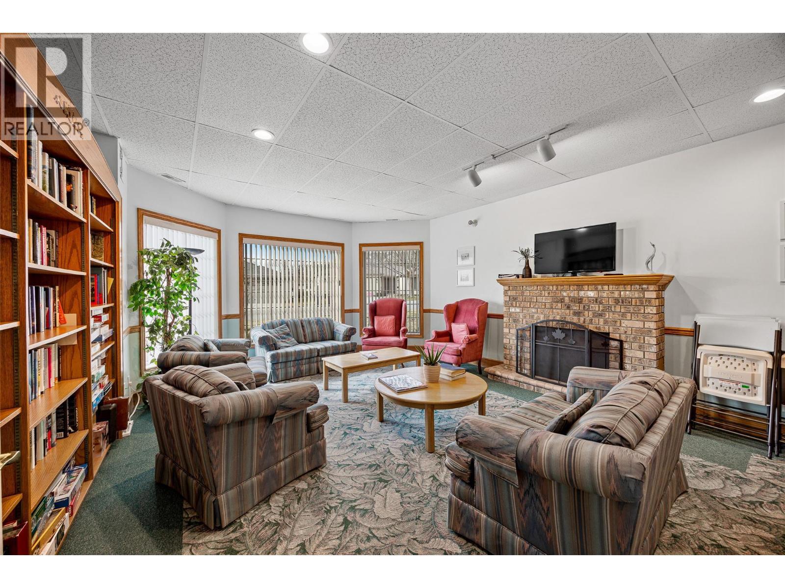 615 Glenmeadows Road Unit# 49, Kelowna, BC - Indoor Photo Showing Living Room With Fireplace