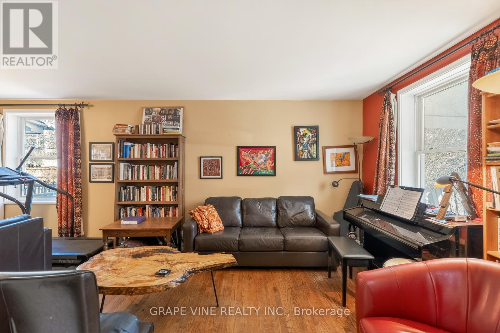 388 Berkley Avenue, Ottawa, ON - Indoor Photo Showing Living Room