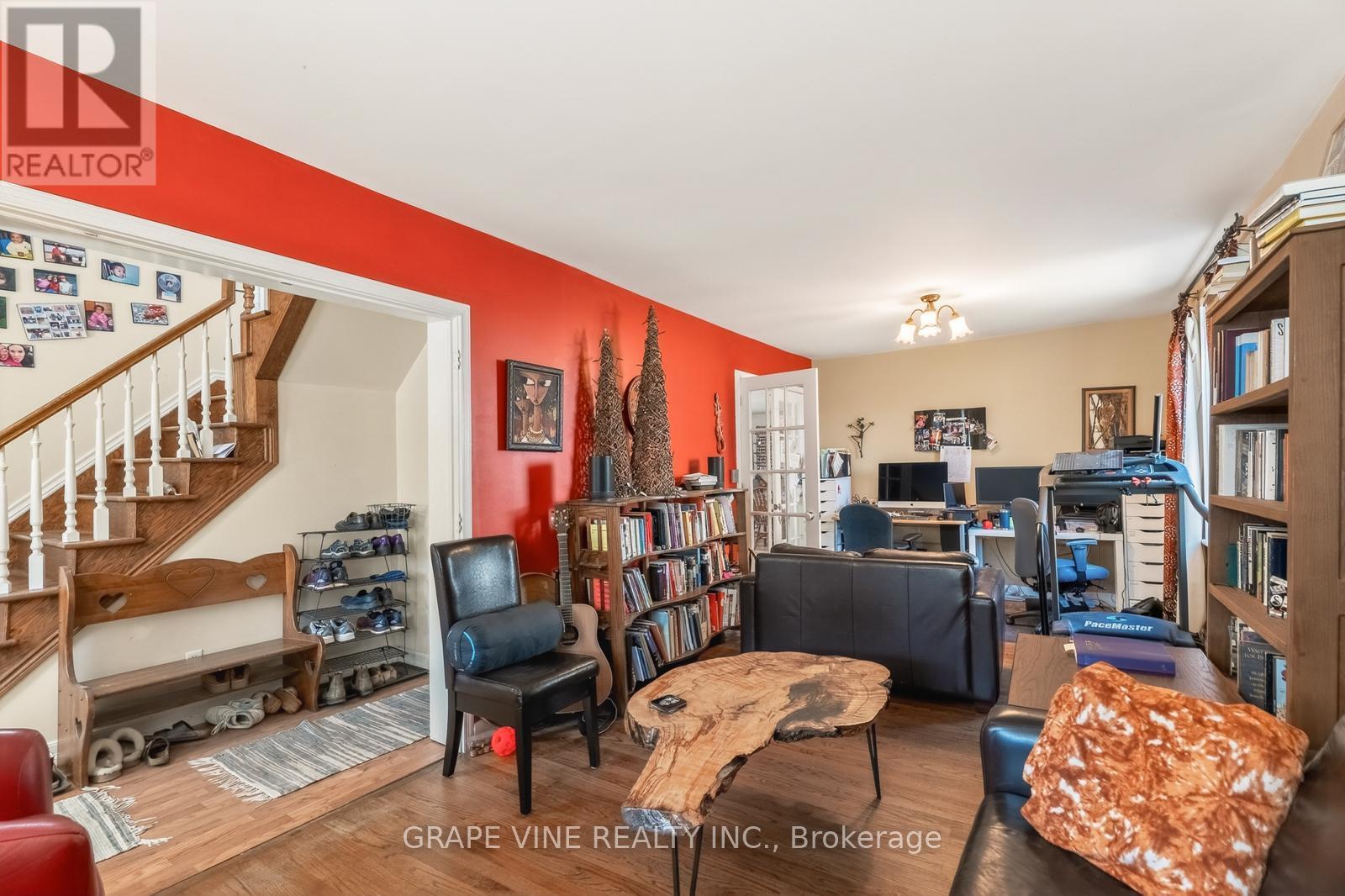 388 Berkley Avenue, Ottawa, ON - Indoor Photo Showing Living Room