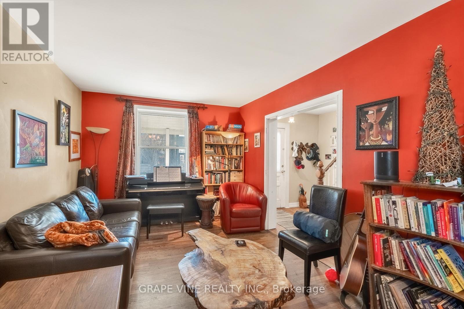 388 Berkley Avenue, Ottawa, ON - Indoor Photo Showing Living Room
